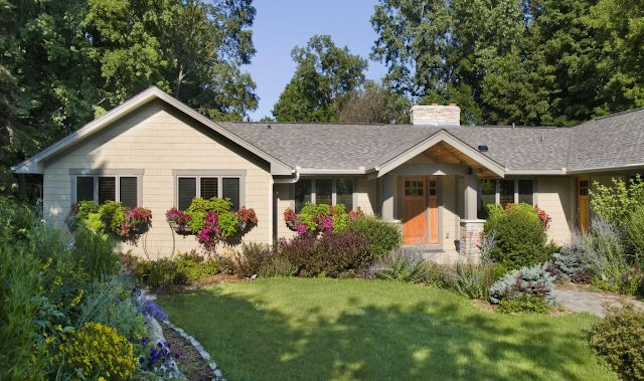 Front view of the house of the late Leon Snyder.