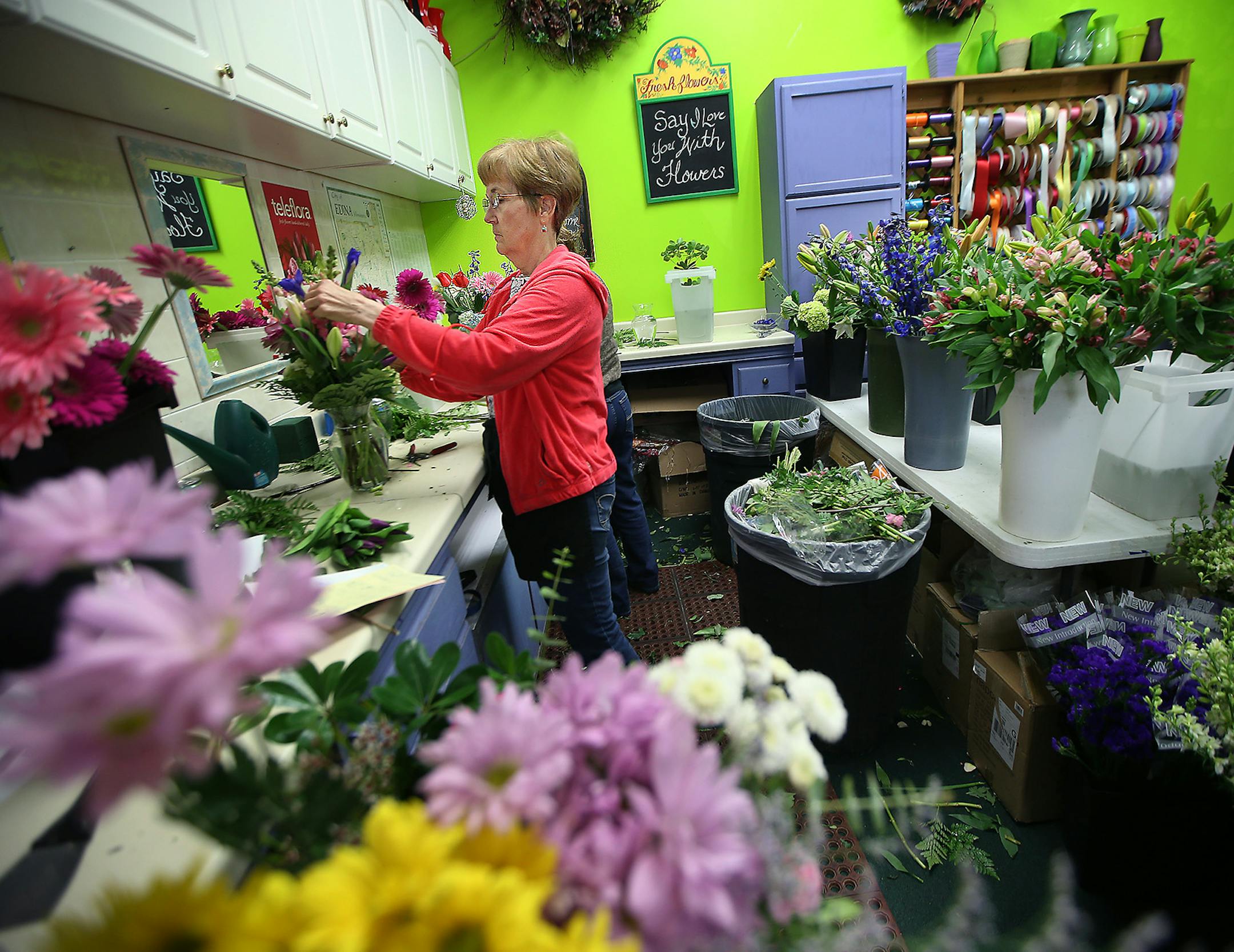 Floral Designer Susan Barrett worked on a Mother's Day order at Artistic Floral, Thursday, May 5, 2016 in Edina, MN. Barrett and two other designers will create more than 400 arrangements for Mother's Day. ] (ELIZABETH FLORES/STAR TRIBUNE) ELIZABETH FLORES • eflores@startribune.com