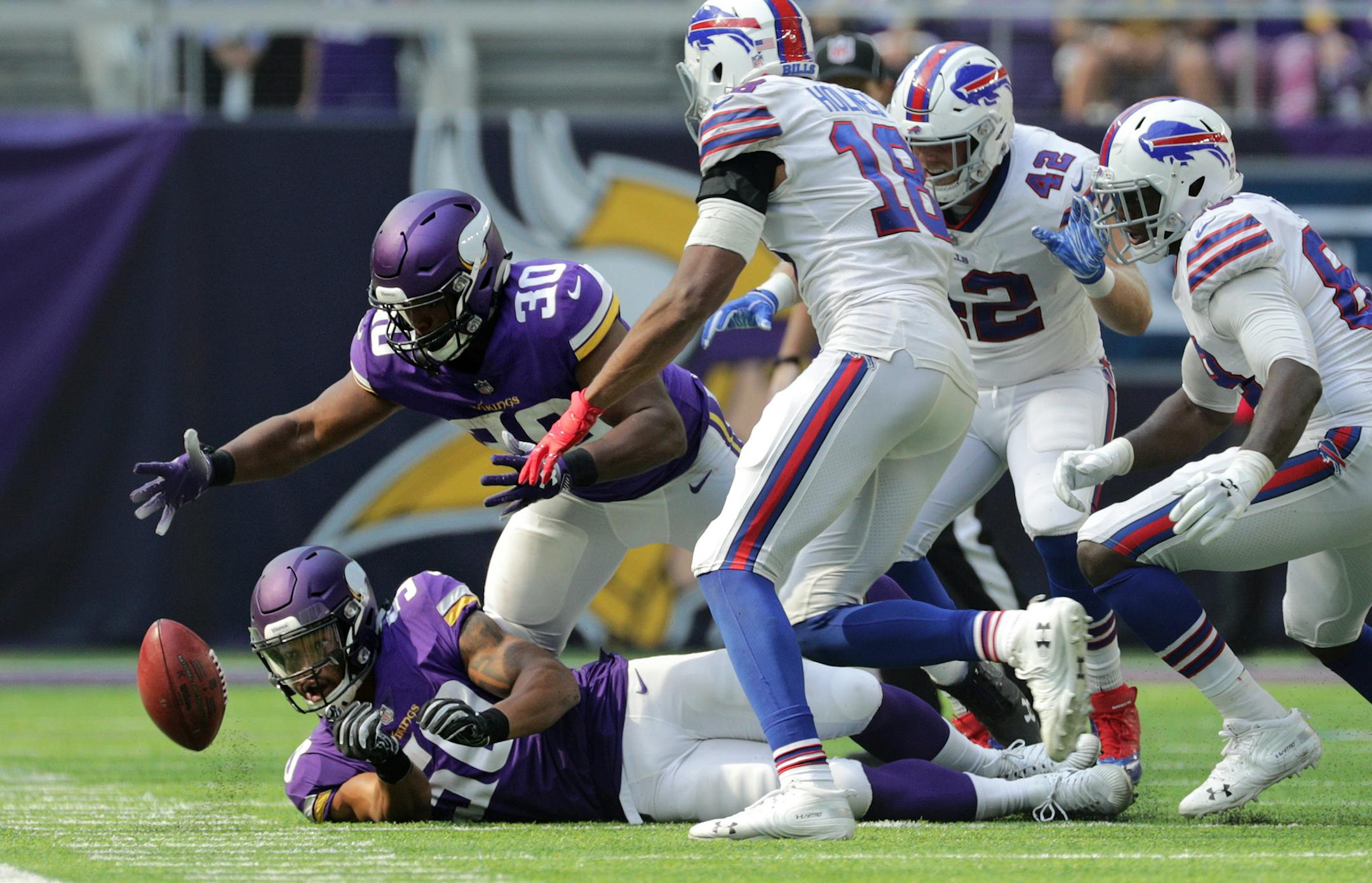 Despite multiple opportunities, Vikings CJ Ham and Eric Wilson couldnít get a grasp of the loose ball during a perfect onside kick lat in the 4th quarter. ] Minnesota Vikings -vs- Buffalo Bills, U.S. Bank Stadium.
BRIAN PETERSON ï brian.peterson@startribune.com
Minneapolis, MN 09/23/2018