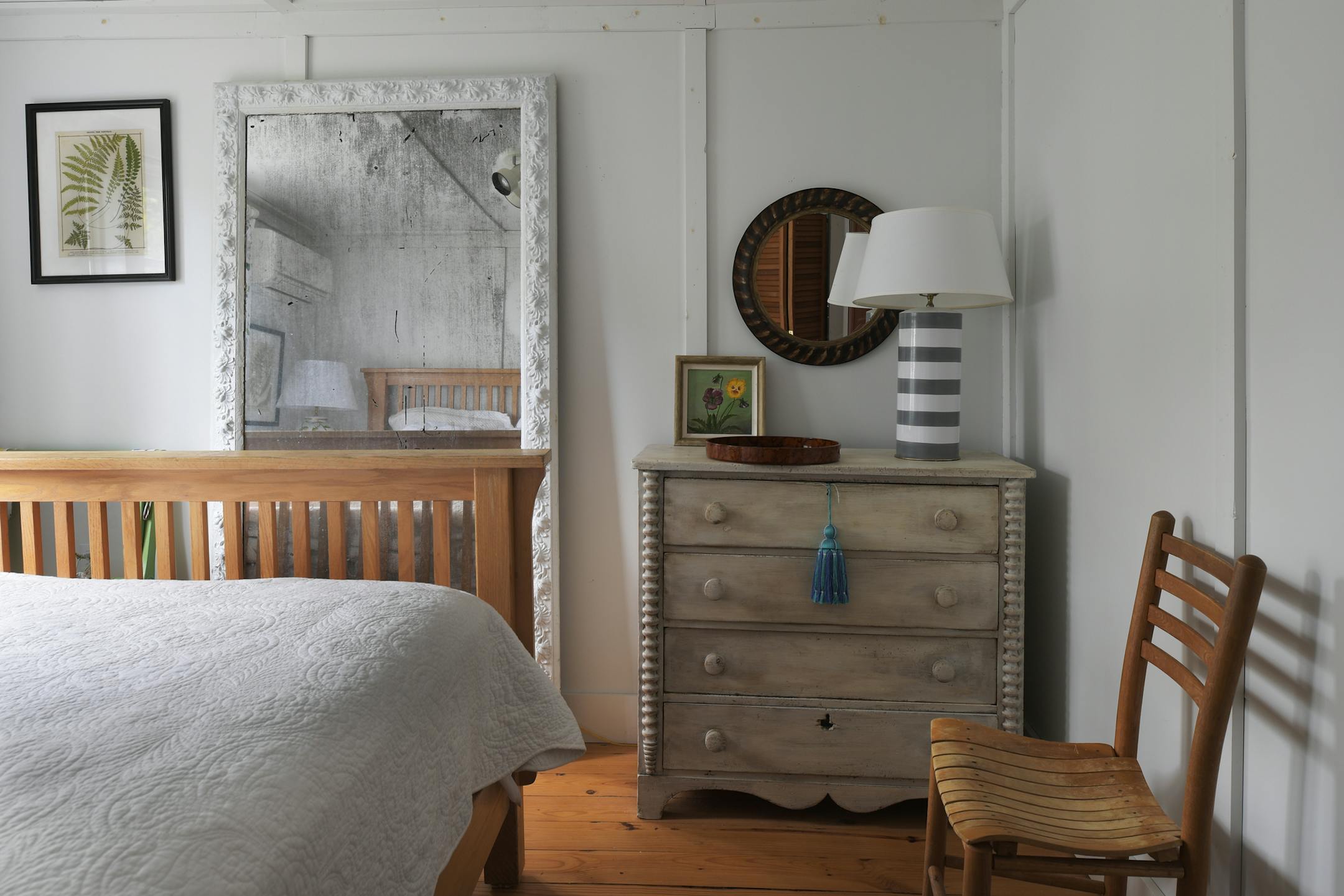 One of the guest rooms features a gray chalk-painted chest from a Richmond antiques shop. MUST CREDIT: Washington Post photo by John McDonnell.