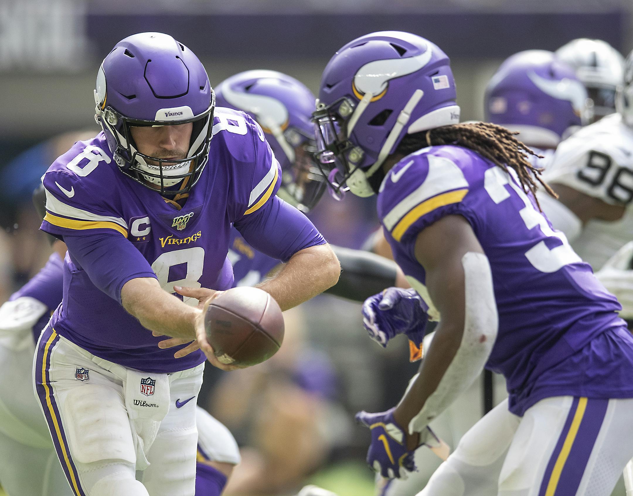 Vikings quarterback Kirk Cousins handed the ball over to Vikings running back Dalvin Cook in the second quarter. ] ELIZABETH FLORES • liz.flores@startribune.com – Minneapolis, MN – September 22, 2019, U.S. Bank Stadium, NFL, Minnesota Vikings vs. Oakland Riders
