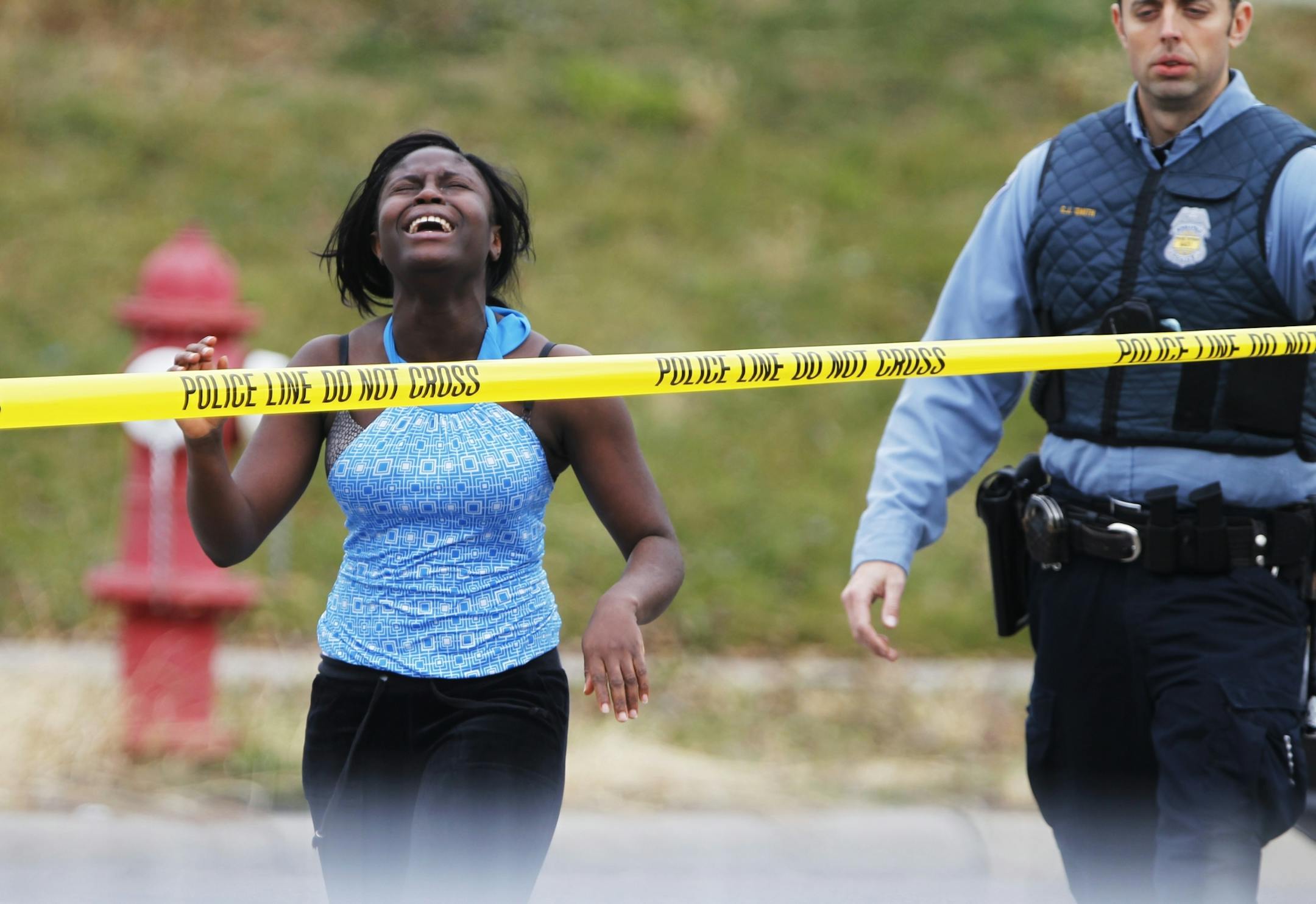 In North Minneapolis, police officers and crime lab personnel restrained and comforted relatives who tried to enter rhe crime scene .