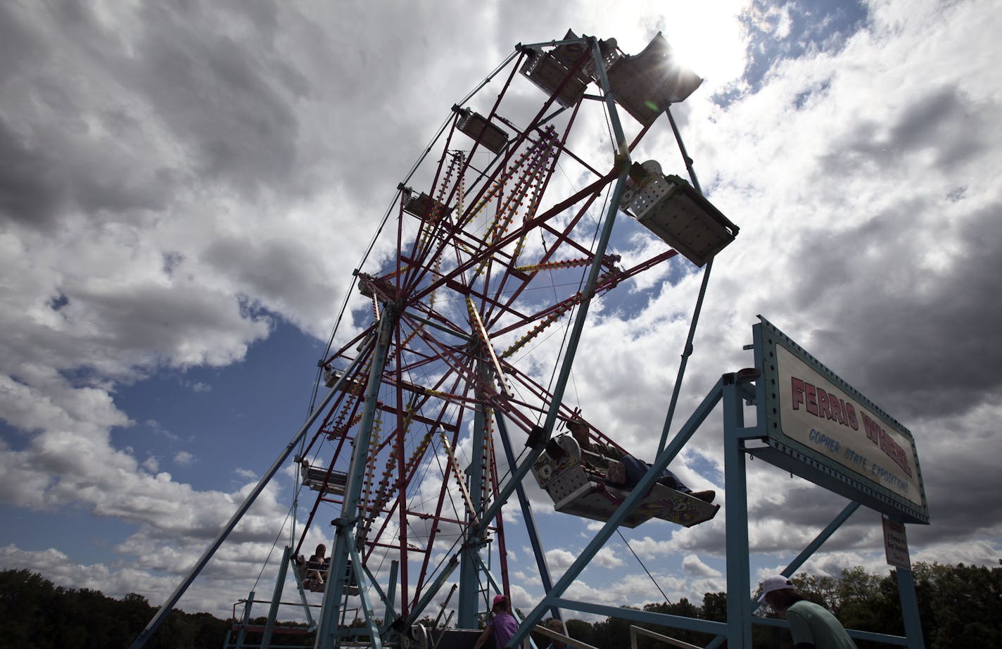 KYNDELL HARKNESS &#x201a;&#xc4;&#xa2; kyndell.harkness@startribune.com CHAMPLIN 06/10/11 Father Hennepin Festival event -- Carnival, petting zoo, contests, bicycle stunt show, live entertainment and parade. IN THIS PHOTO ] Festival goers made their way onto the ferris wheel during the second day of the Father Hennepin Festival in Champlin. ORG XMIT: MIN2013051722335443