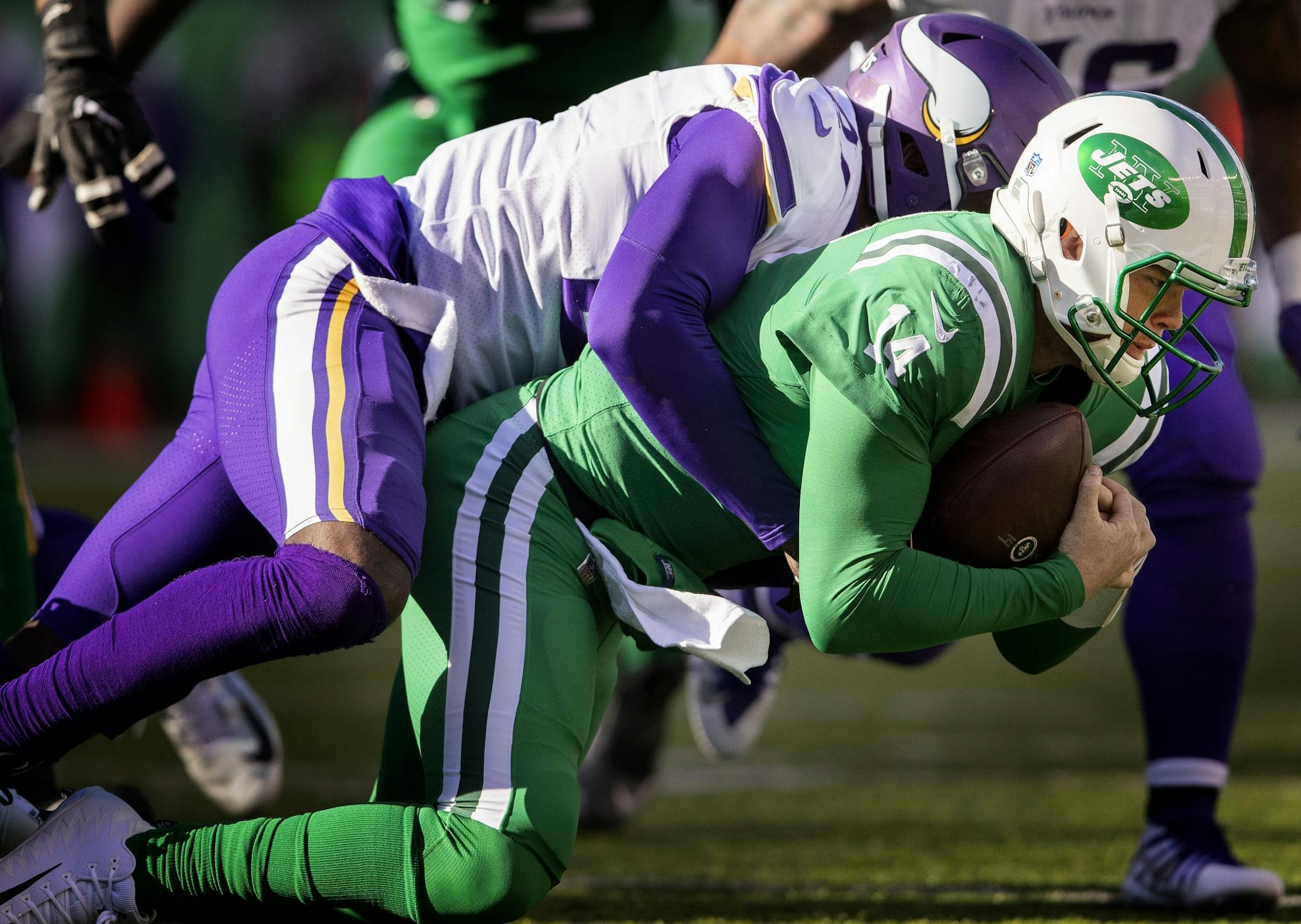 Jayron Kearse (27) sacked Sam Darnold in the third quarter.