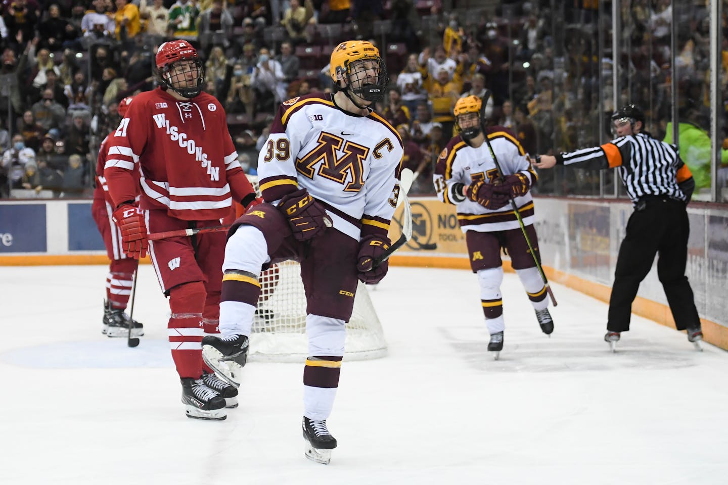 Minnesota forward Ben Meyers (39) celebrates his second goal of the third period against Wisconsin Friday, Feb. 25, 2022 at 3M Arena at Mariucci in Minneapolis, Minn. ] AARON LAVINSKY • aaron.lavinsky@startribune.com