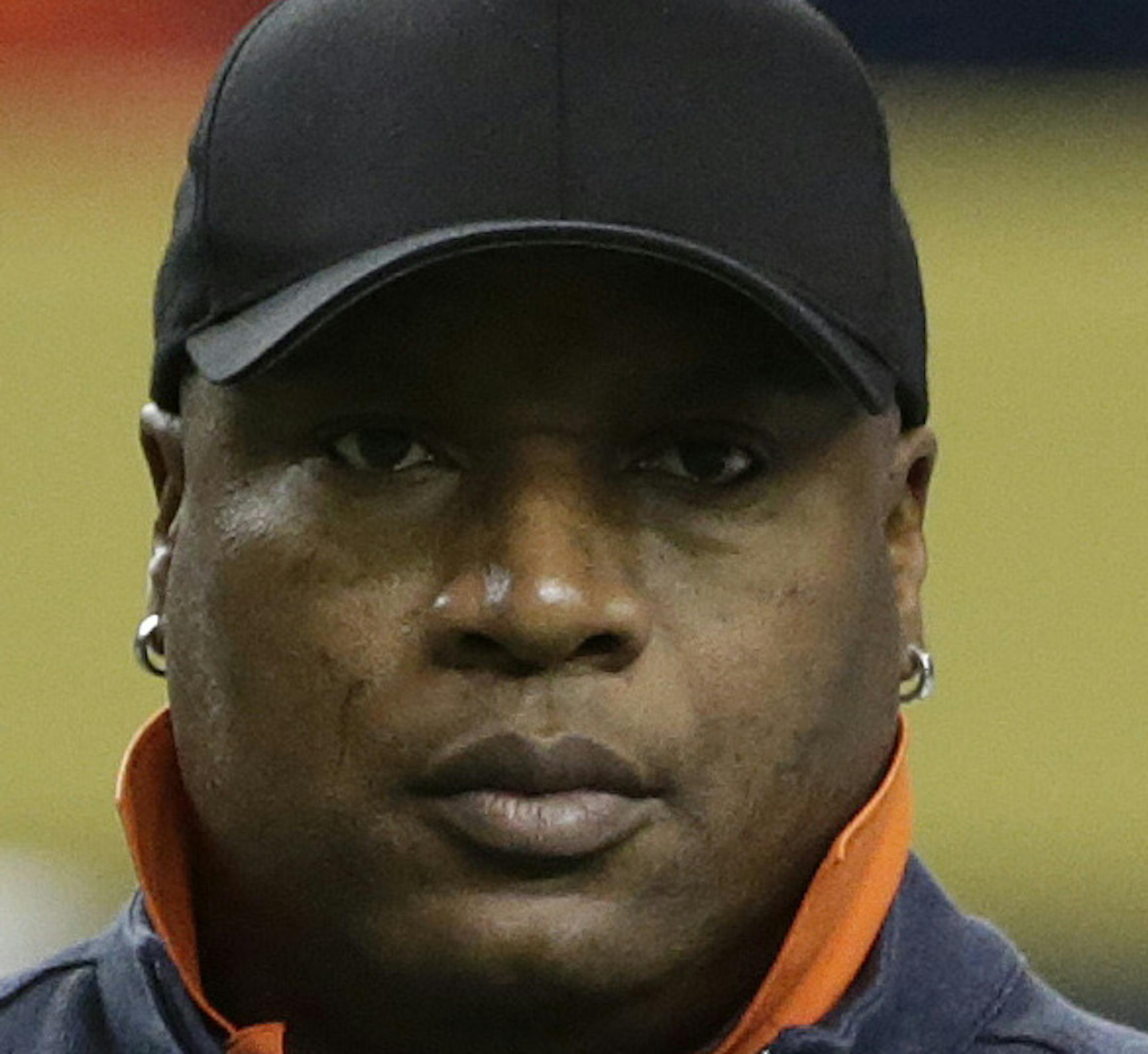 Former Auburn players and Heisman Trophy winners' Bo Jackson, left and Pat Sullivan speak on the field before the first half of the Southeastern Conference NCAA football championship game between the Auburn and the Missouri, Saturday, Dec. 7, 2013, in Atlanta. (AP Photo/Dave Martin) ORG XMIT: GAMS1