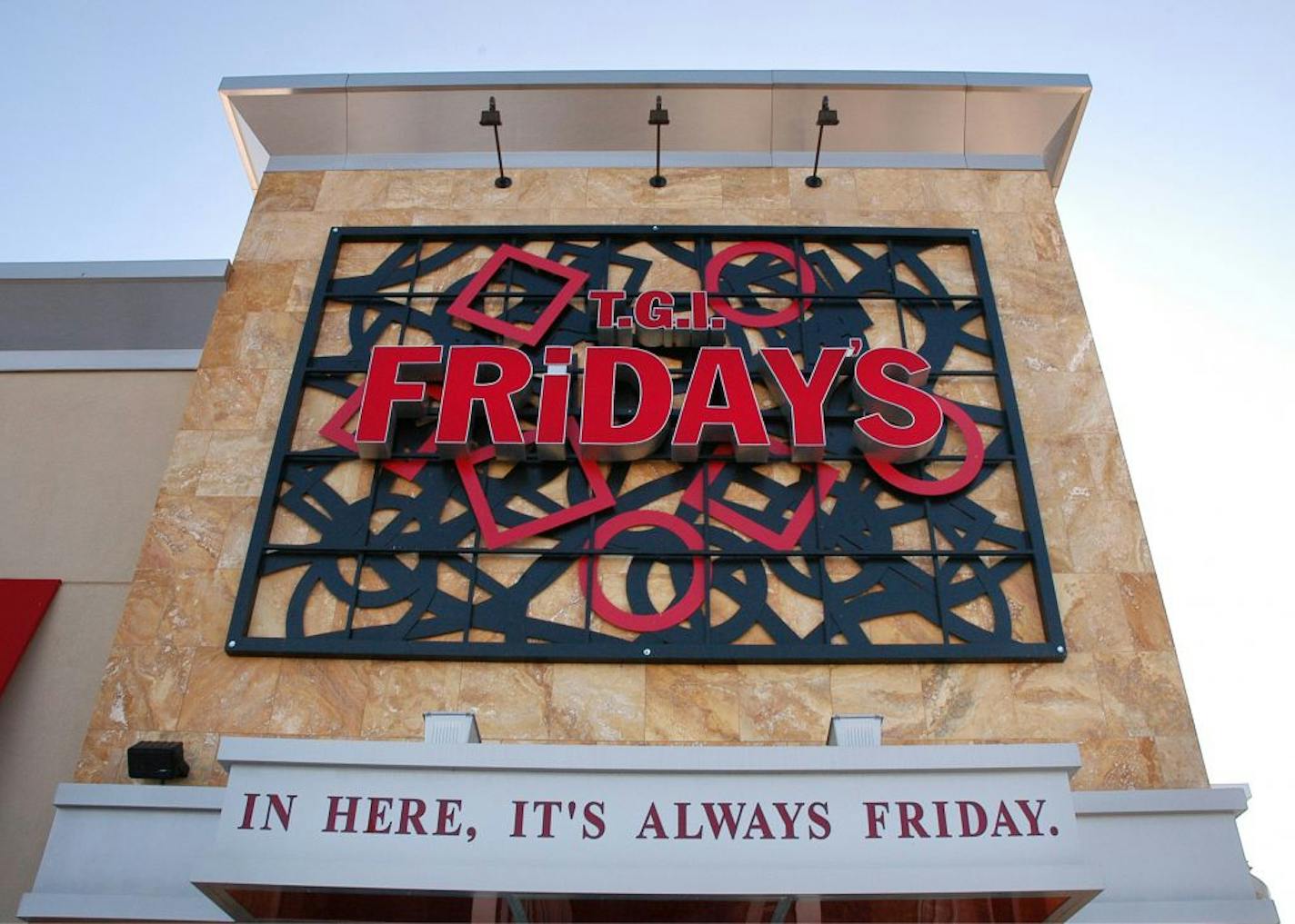 Glen Stubbe/Star Tribune Thursday, January 24, 2005 -- Bloomington, Minn. -- This T.G.I. Friday's in Bloomington is one of the first of the chain to remodel in the new style. The signage over the main entrance is new.