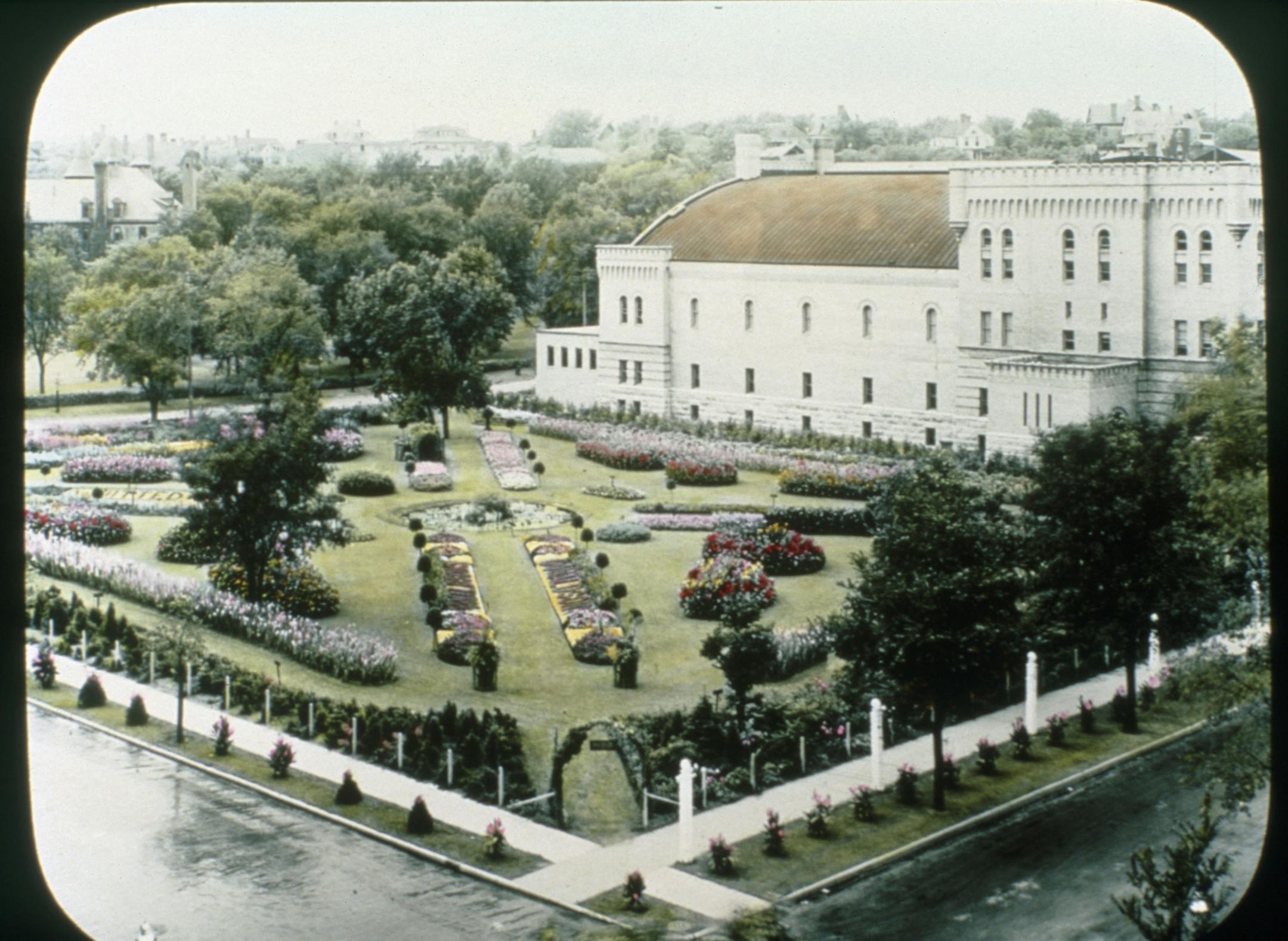 Credit: Walker Art Center Library and Archives
The old Armory Gardens, circa 1915.