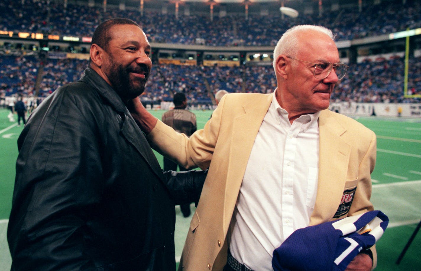 Vikings hall of fame coach Bud Grant shares a moment with ì Purple People Eaterî Jim Marshall, Marshalís # 70 was retired before Sunday game against San Diego.