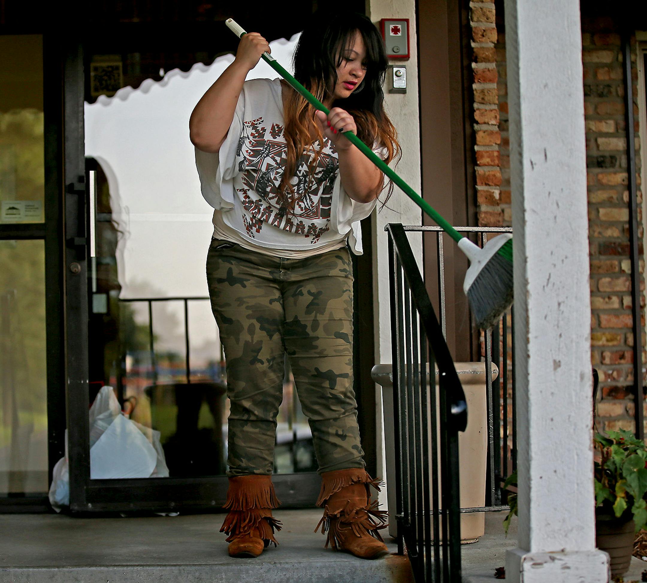 Jacquita Berens worked the grounds of her apartment complex Tuesday, July 29, 2014 in Robbinsdale, MN. It is one of three part-time jobs that she works as a single mother of three. . ] (ELIZABETH FLORES/STAR TRIBUNE) ELIZABETH FLORES &#x2022; eflores@startribune.com
