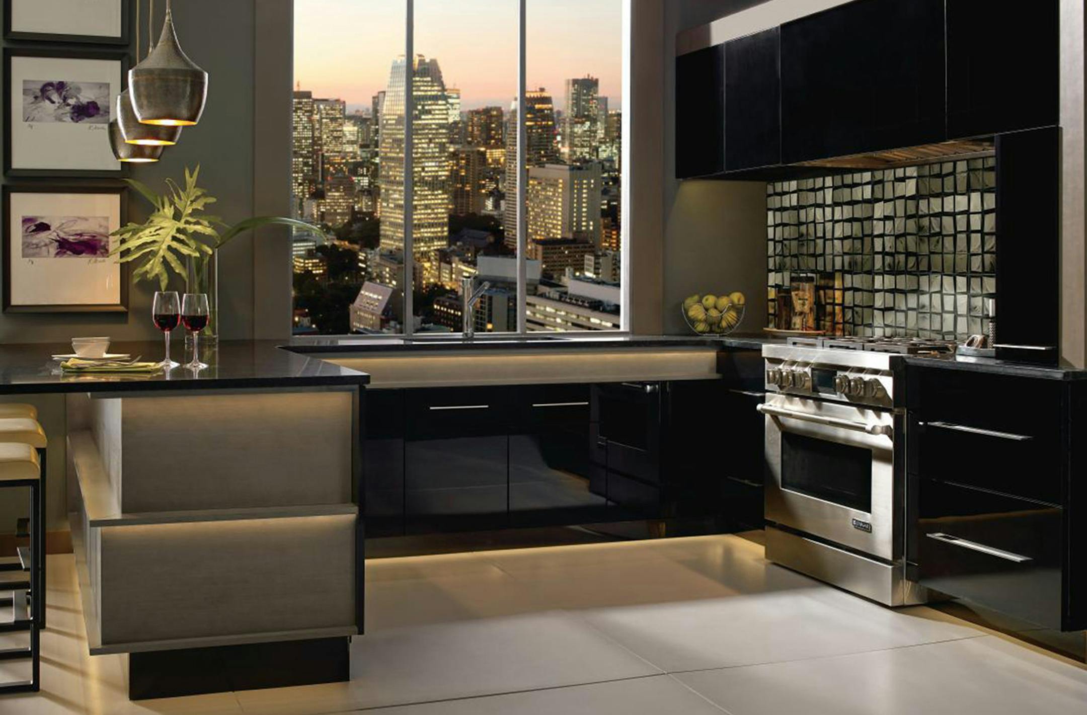 Another example of MasterBrand Cabinets' high-gloss painted cabinets in striking black reflects sophisticated glamour in a city apartment. (MasterBrand Cabinets) ORG XMIT: 1171943
