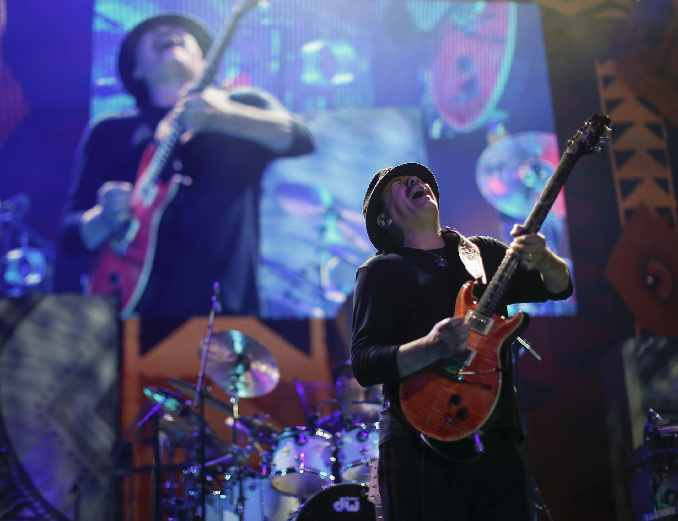 Carlos Santana early in his set Sunday night at Xcel Energy Center. ] JEFF WHEELER &#x201a;&#xc4;&#xa2; jeff.wheeler@startribune.com Carlos Santana and Rod Stewart performed Sunday night, August 10, 2014 at Xcel Energy Center in St. Paul.