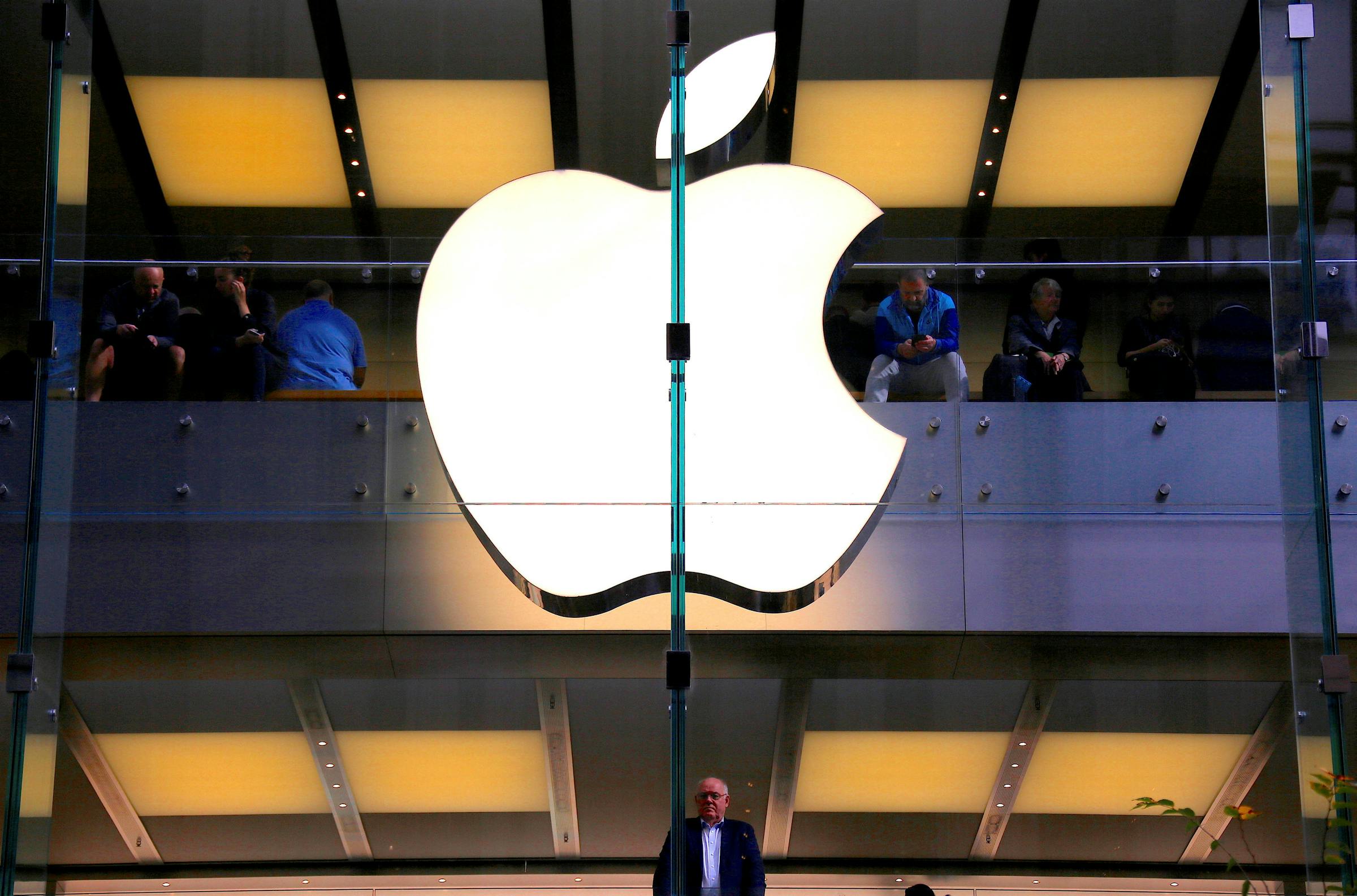 Trump announces Apple investing another $100 billion in US manufacturing