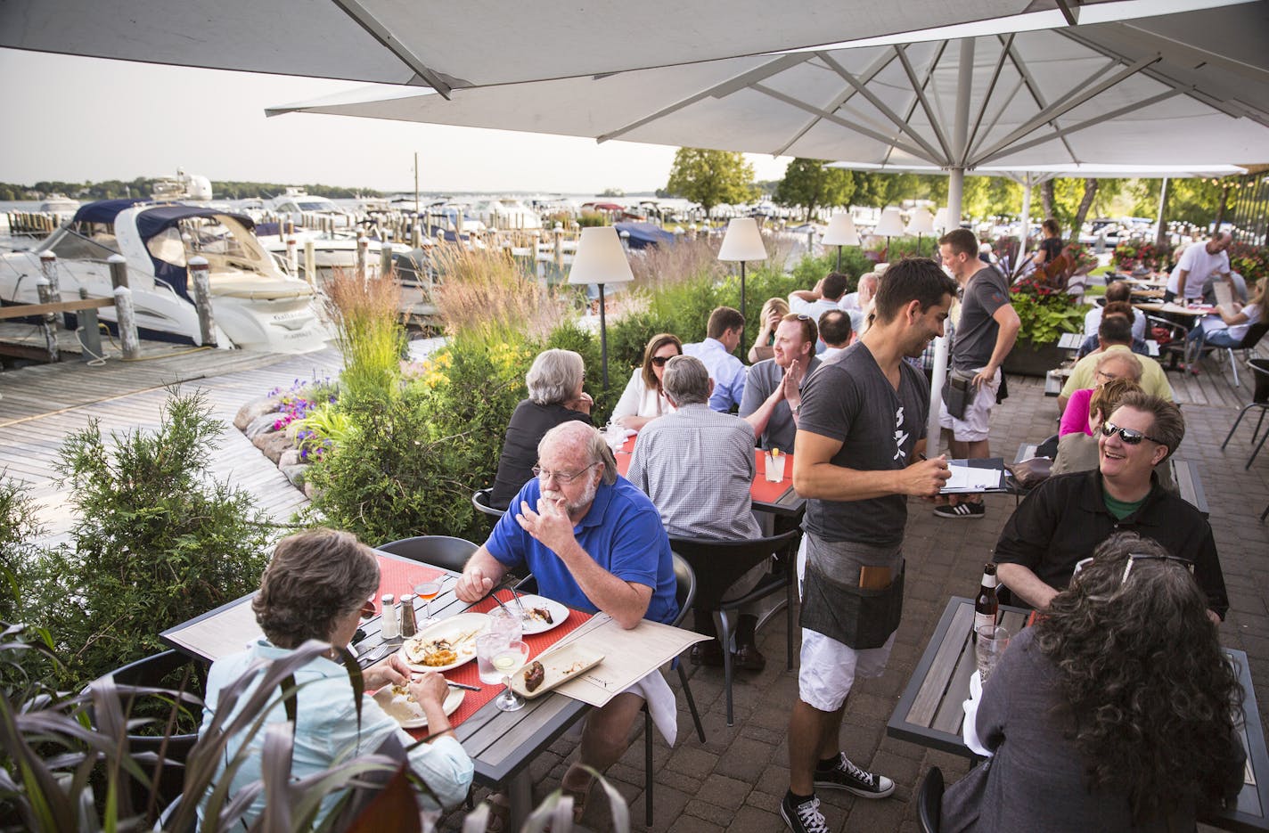 The dinner crowd dines al fresco on the patio at 6Smith in Wayzata on Tuesday, July 1, 2015. ] LEILA NAVIDI leila.navidi@startribune.com /