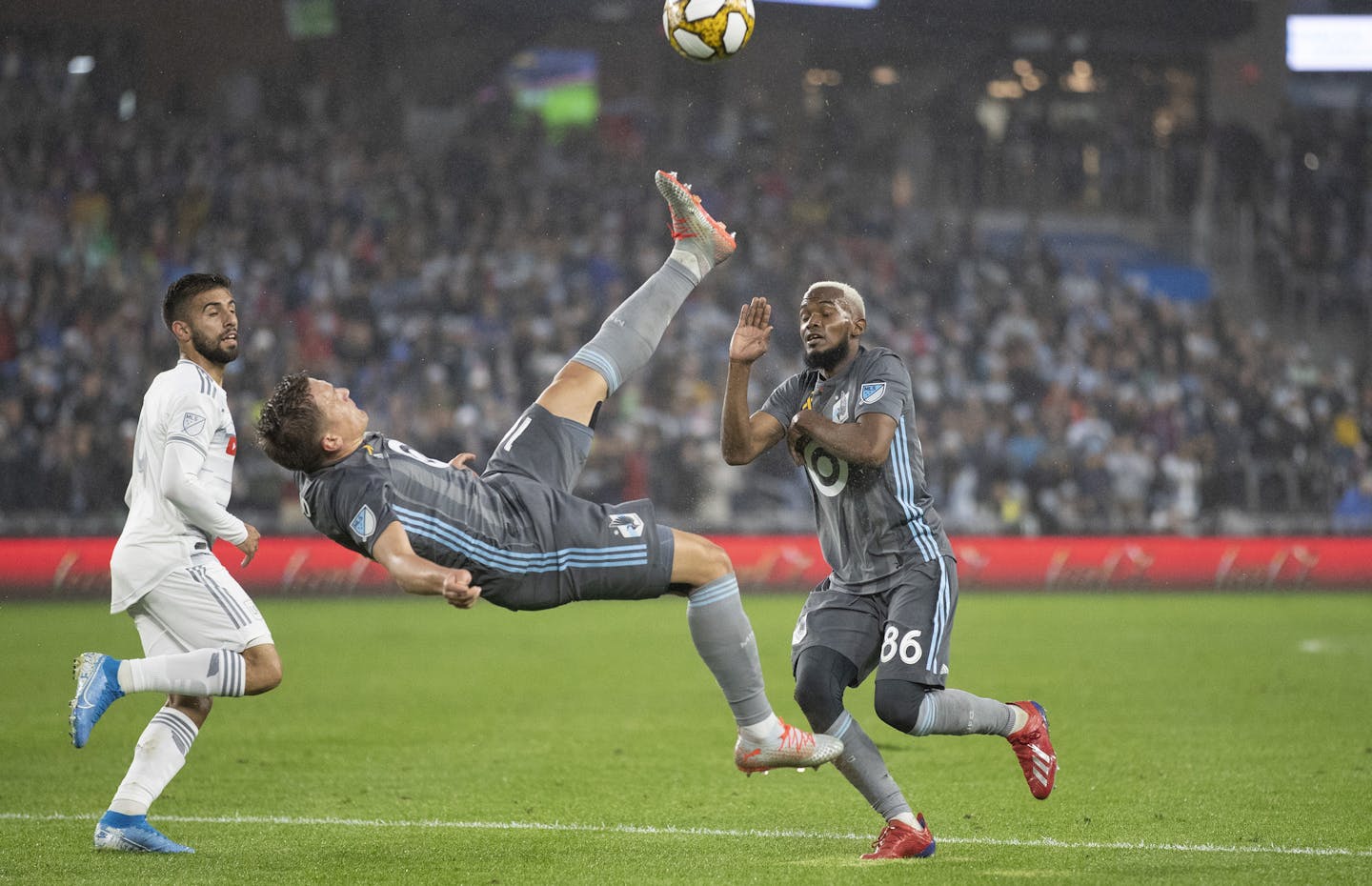 Minnesota United midfielder Robin Lod tried to score on a corner kick at Allianz Field.