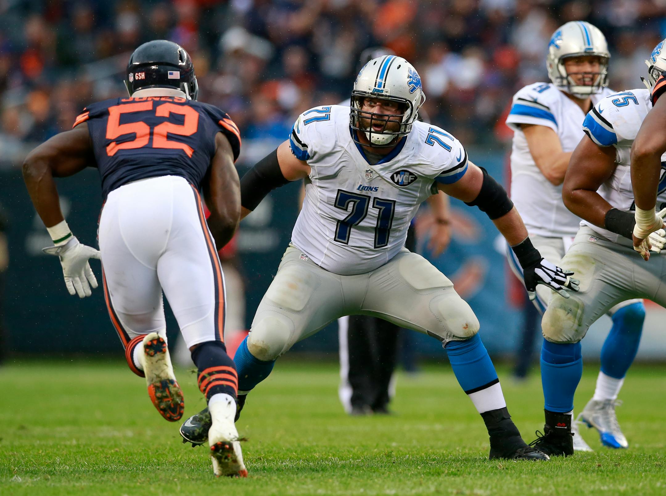 Detroit Lions tackle Riley Reiff (71) sets to black against the Bears last October. Reiff, 28, has agreed to join the Vikings.