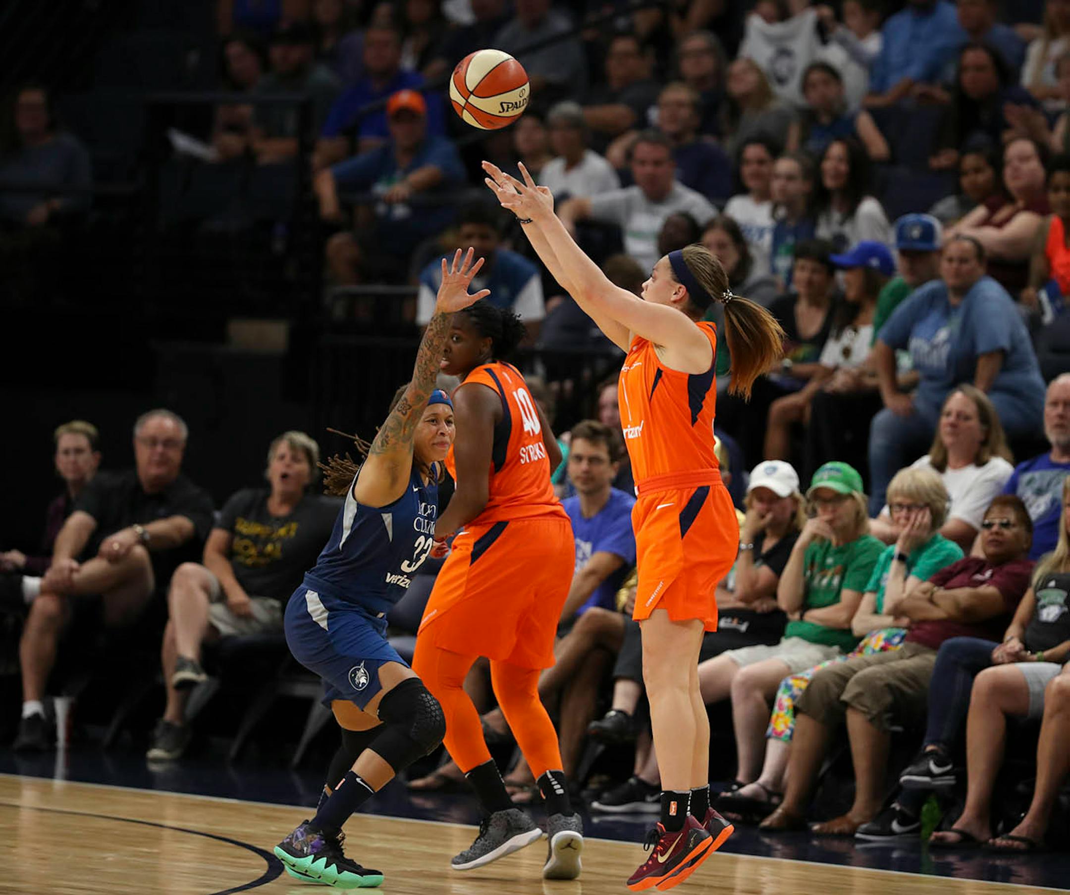Former Gopher, Connecticut Sun guard Rachel Banham hit one of her three 3 point attempts in the first half.