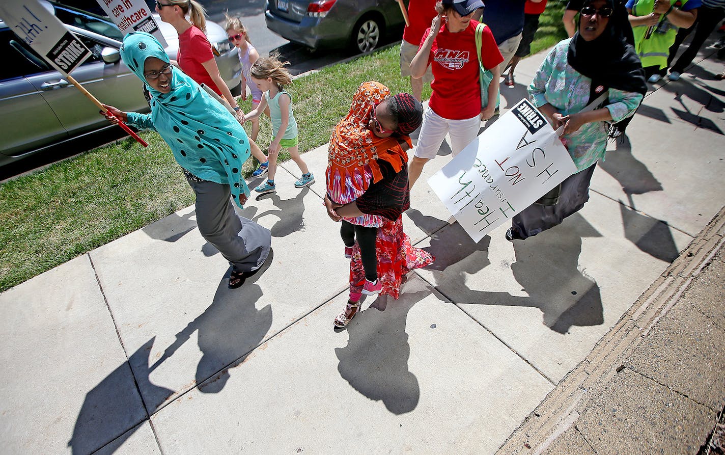 Members of the Minnesota Nurses Association and their families made their way around Abbott Northwestern Hospital as they continued their strike, Monday, June 20, 2016 in Minneapolis, MN. ] (ELIZABETH FLORES/STAR TRIBUNE) ELIZABETH FLORES &#x2022; eflores@startribune.com