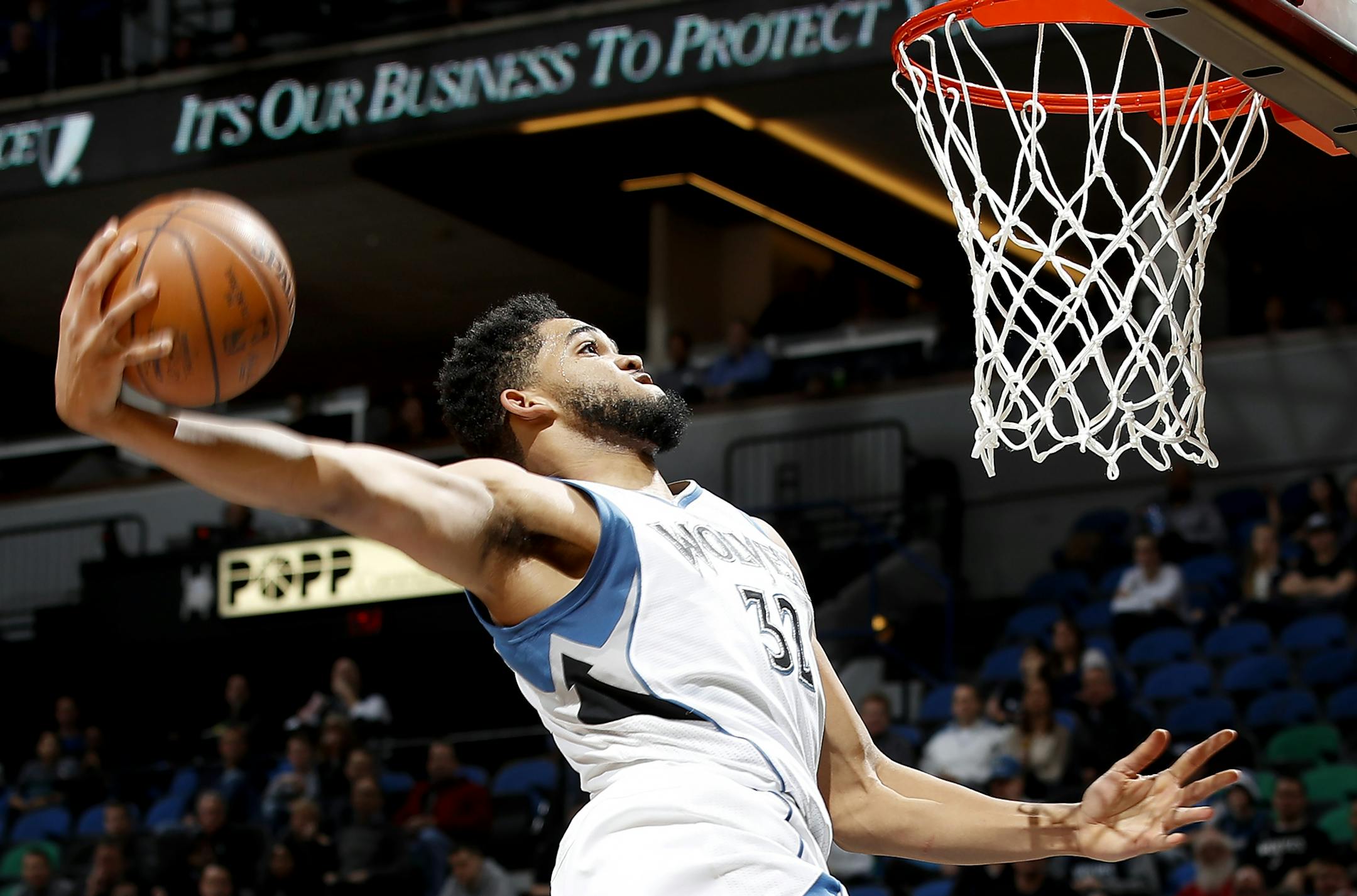 Karl-Anthony Towns (32) dunked the ball in the second quarter.