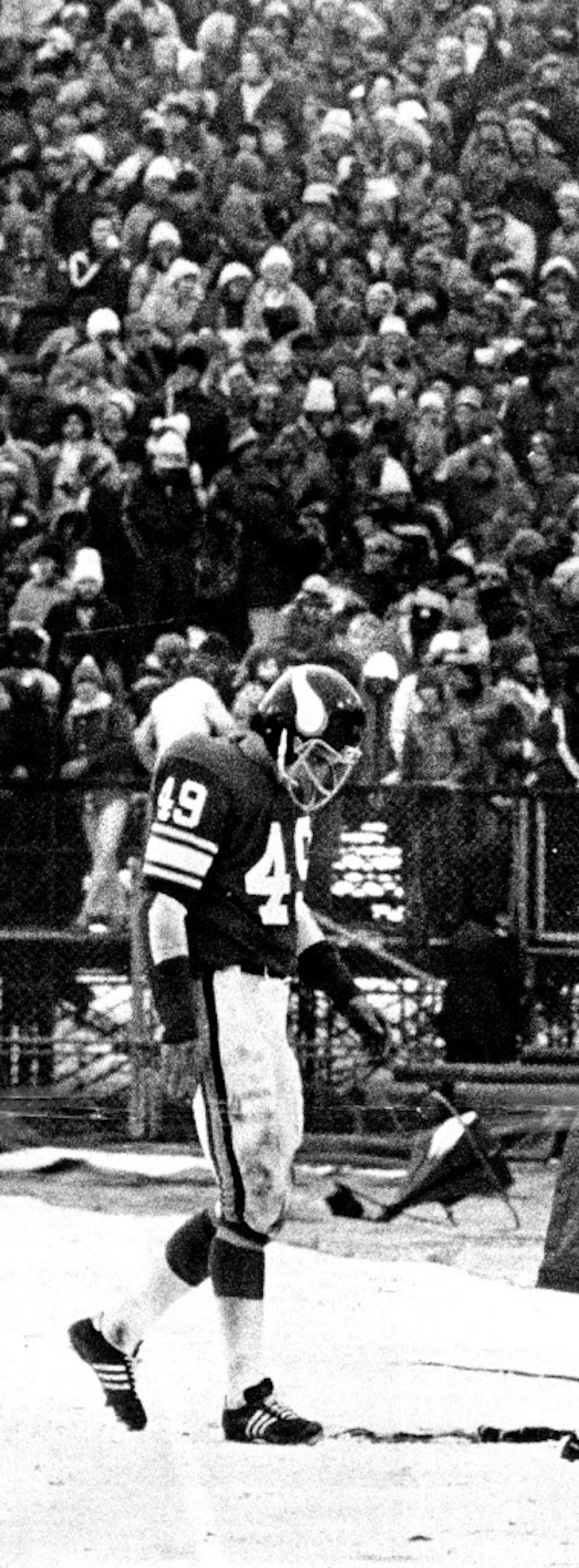 December 29, 1975 Ed Marinaro Valked Slowly From Field After Defeat - Dullas Cowboys ended hope of a return to Super Bowl December 28, 1975 Charles Bjorgen, Minneapolis Star Tribune