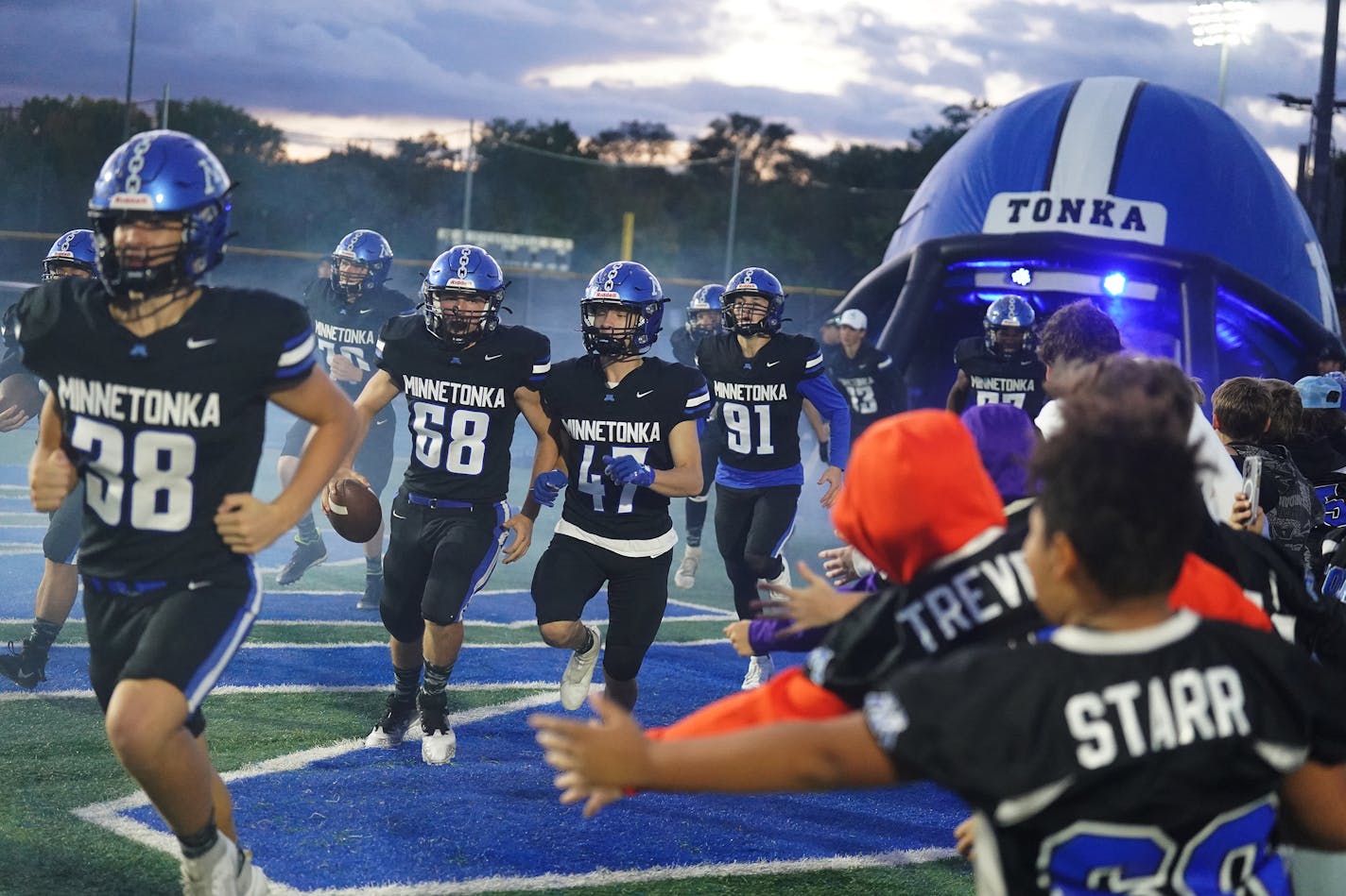 The Minnetonka Skippers took on the field in Minnetonka, Minn., on Thursday, Oct. 5, 2023. The Eden Prairie football team takes on Minnetonka at Minnetonka H.S. RICHARD TSONG-TAATARII • richard.tsong-taatarii @startribune.com