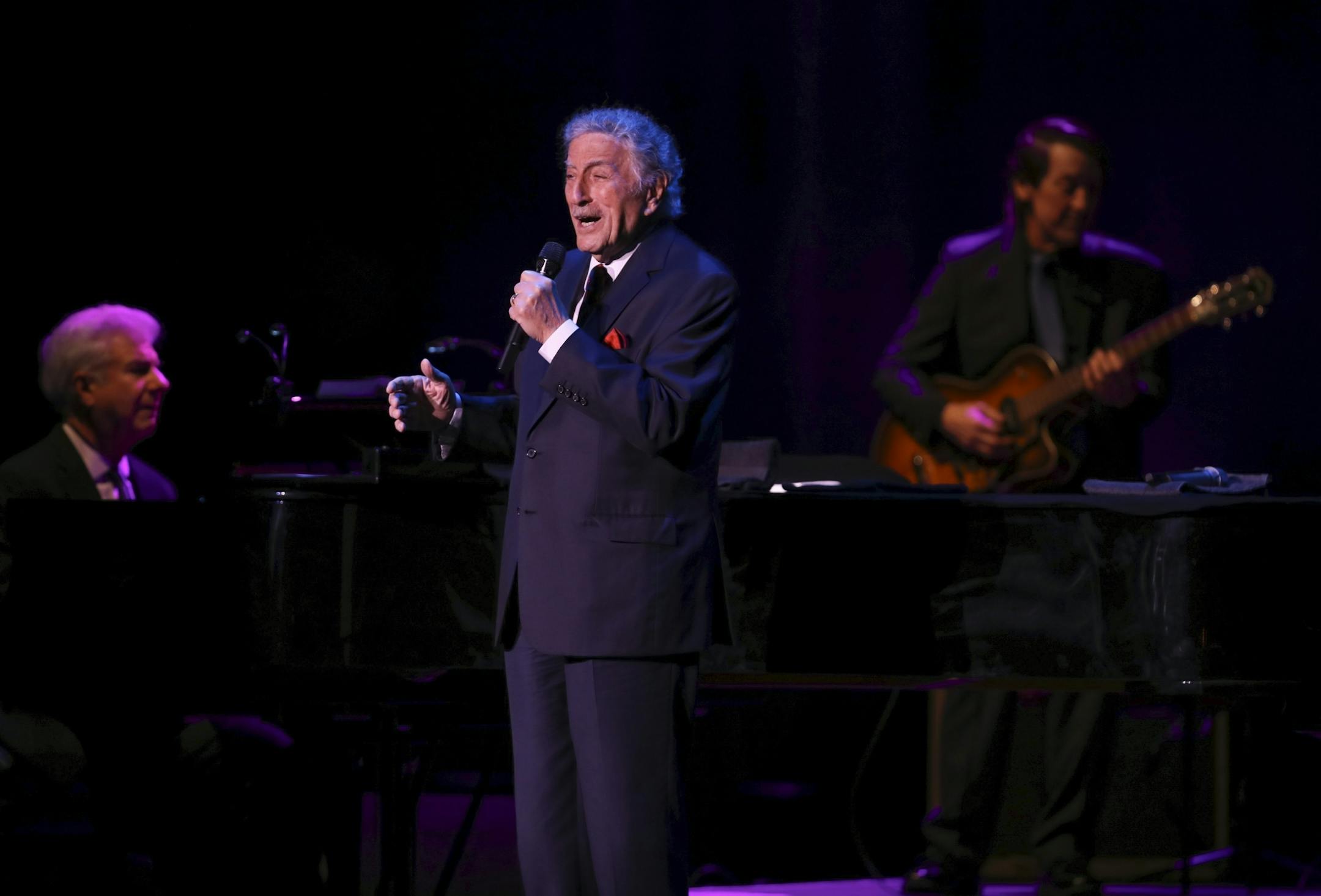 Tony Bennett, with pianist Tom Ranier and guitarist Gray Sargent, early in his show at the State Theatre.
