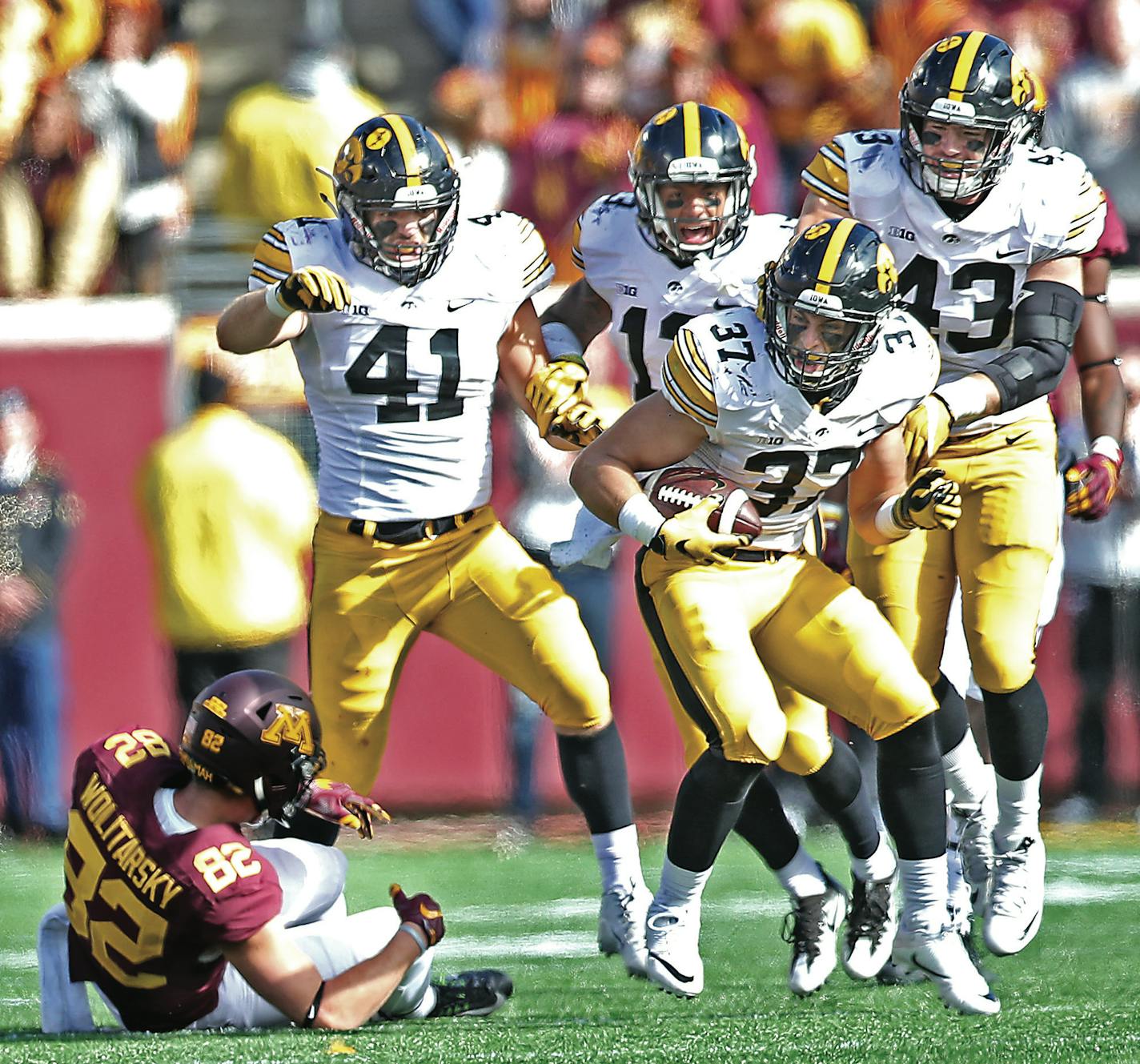 Iowa's defensive back Brandon Snyder celebrated the intercepted pass intended for Minnesota's wide receiver Drew Wolitarsky during the fourth quarter as Minnesota took on Iowa at TCF Bank Stadium, Saturday, October 8, 2016 in Minneapolis, MN. ] (ELIZABETH FLORES/STAR TRIBUNE) ELIZABETH FLORES &#x2022; eflores@startribune.com