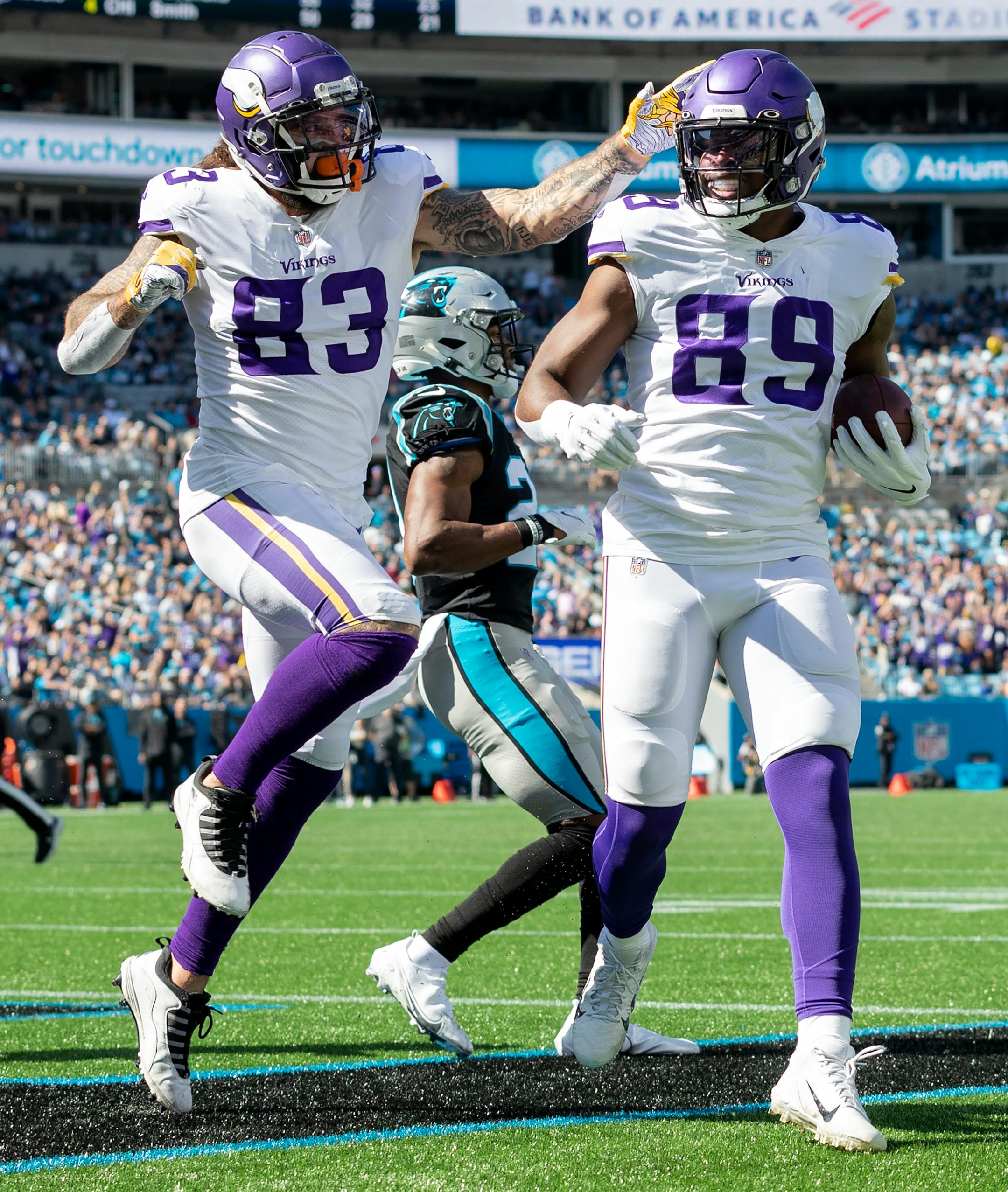 Tyler Conklin (83) and Chris Herndon (89) of the Minnesota Vikings celebrated a 2-yard TD reception in the second quarter.