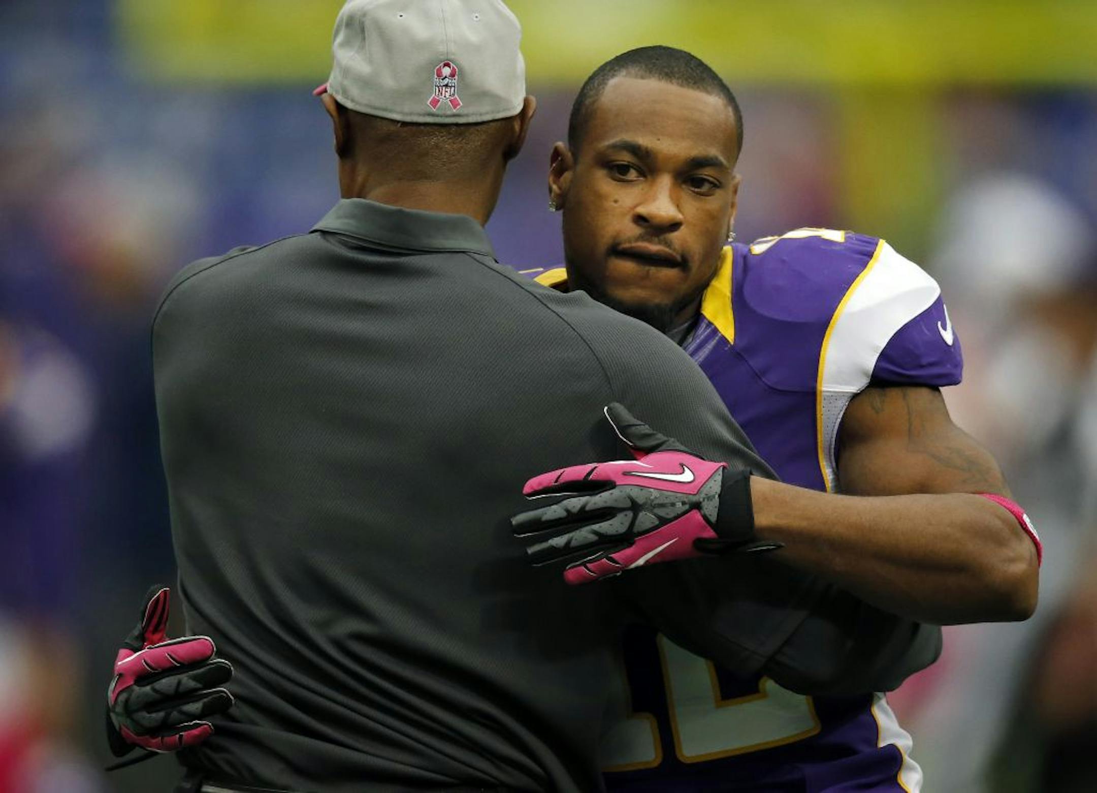 Minnesota Vikings head coach Leslie Frazier hugged receiver Percy Harvin during team warm-ups last seson.