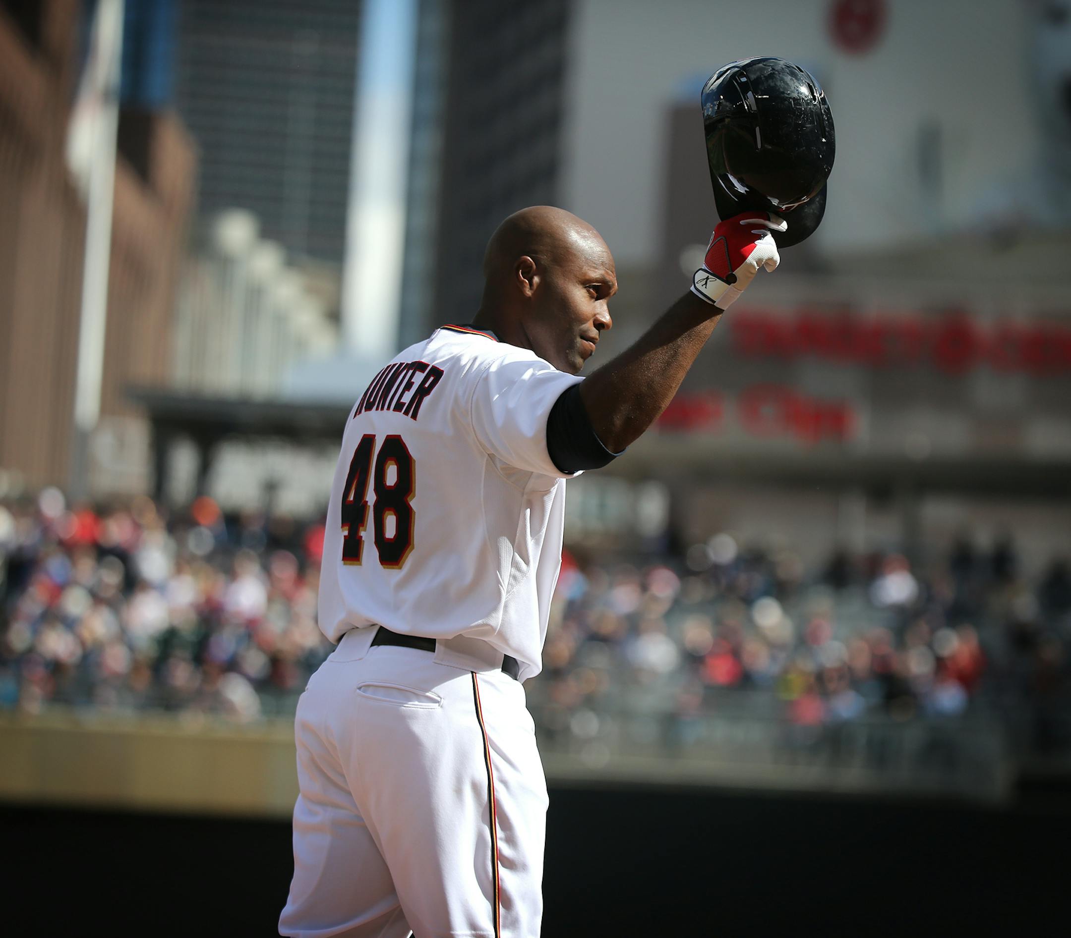 Torii Hunter tips his cap before hitting for the first time during the Twins home opener against the Kansas City Royals at Target Field in Minneapolis on Monday, April 13, 2015. ] LEILA NAVIDI leila.navidi@startribune.com /
