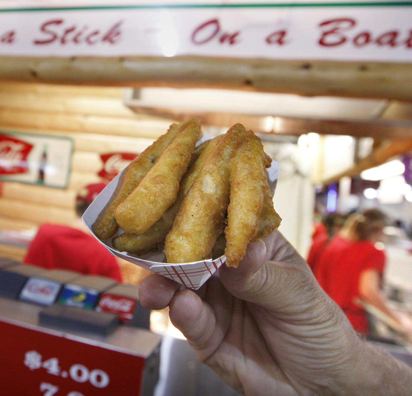 TOM WALLACE &#xa5; twallace@startribune.com Assignment #20013789A Slug: classicfairfood082710 Date: august 26th, _Rick Nelson on The classic fair foods that have stood the test of time at the Minnesota State Fair. THIS PHOTO: ] Smelt in a boat at Walleye on a stick booth. ORG XMIT: MIN2013081908104916