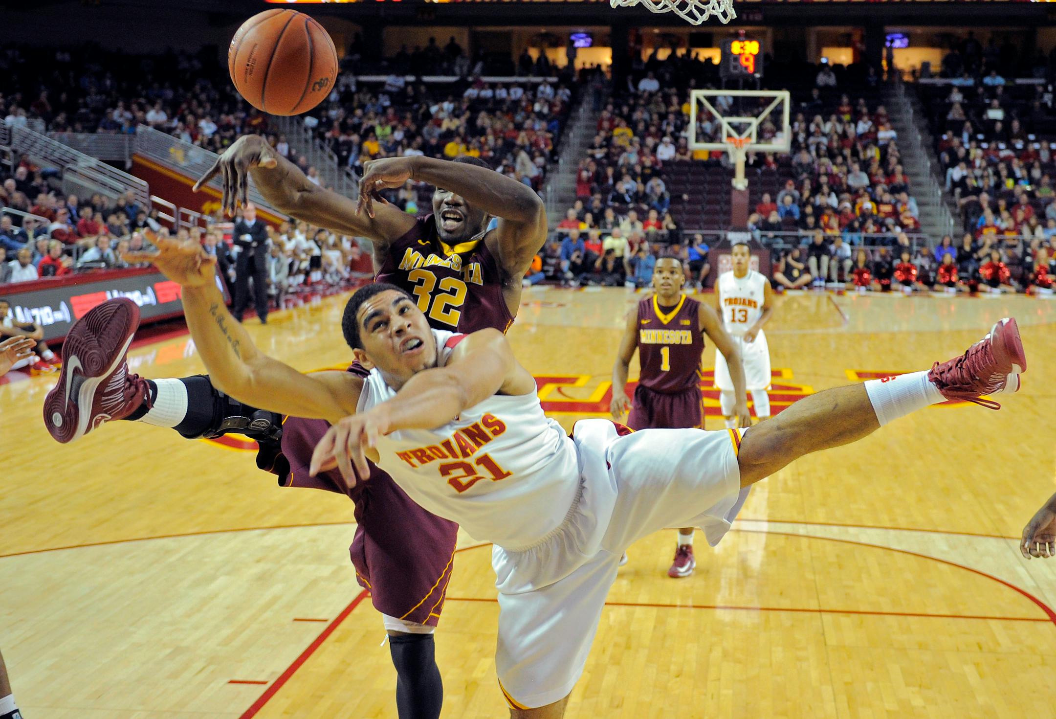 Trevor Mbakwe (32), who has been coming off the bench this season, blocked a shot by USC's Aaron Fuller on Saturday in Los Angeles.