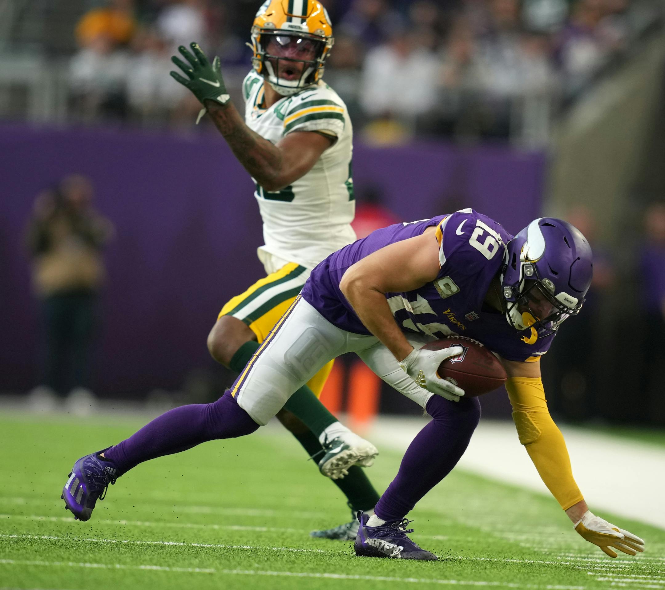 Minnesota Vikings wide receiver Adam Thielen (19) caught a pass from quarterback Kirk Cousins (8) late in the fourth quarter.