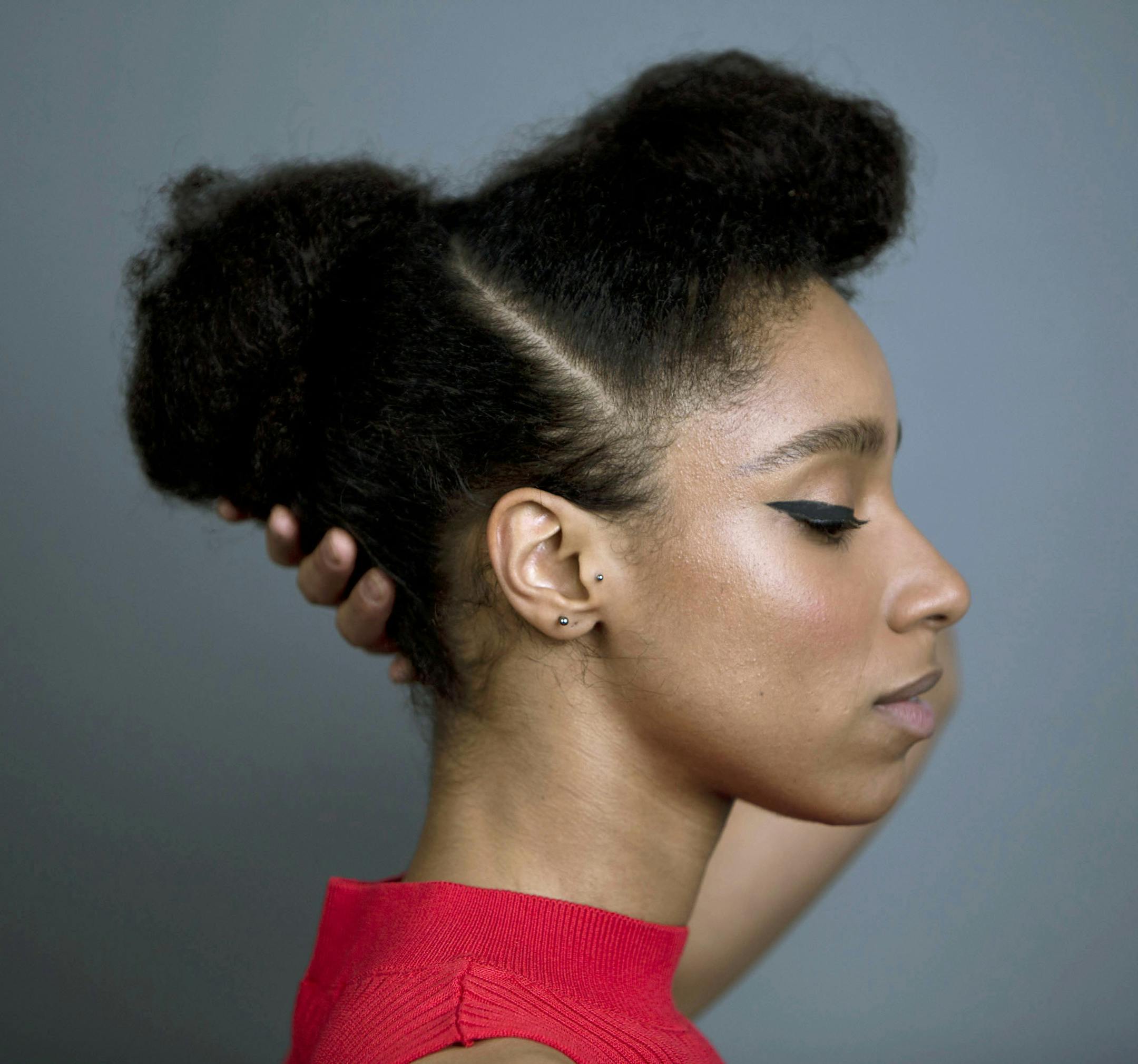 In this June 15, 2015 photo, singer Lianne La Havas poses for a portrait in New York to promote her latest album, "Blood." (Photo by Amy Sussman/Invision/AP)