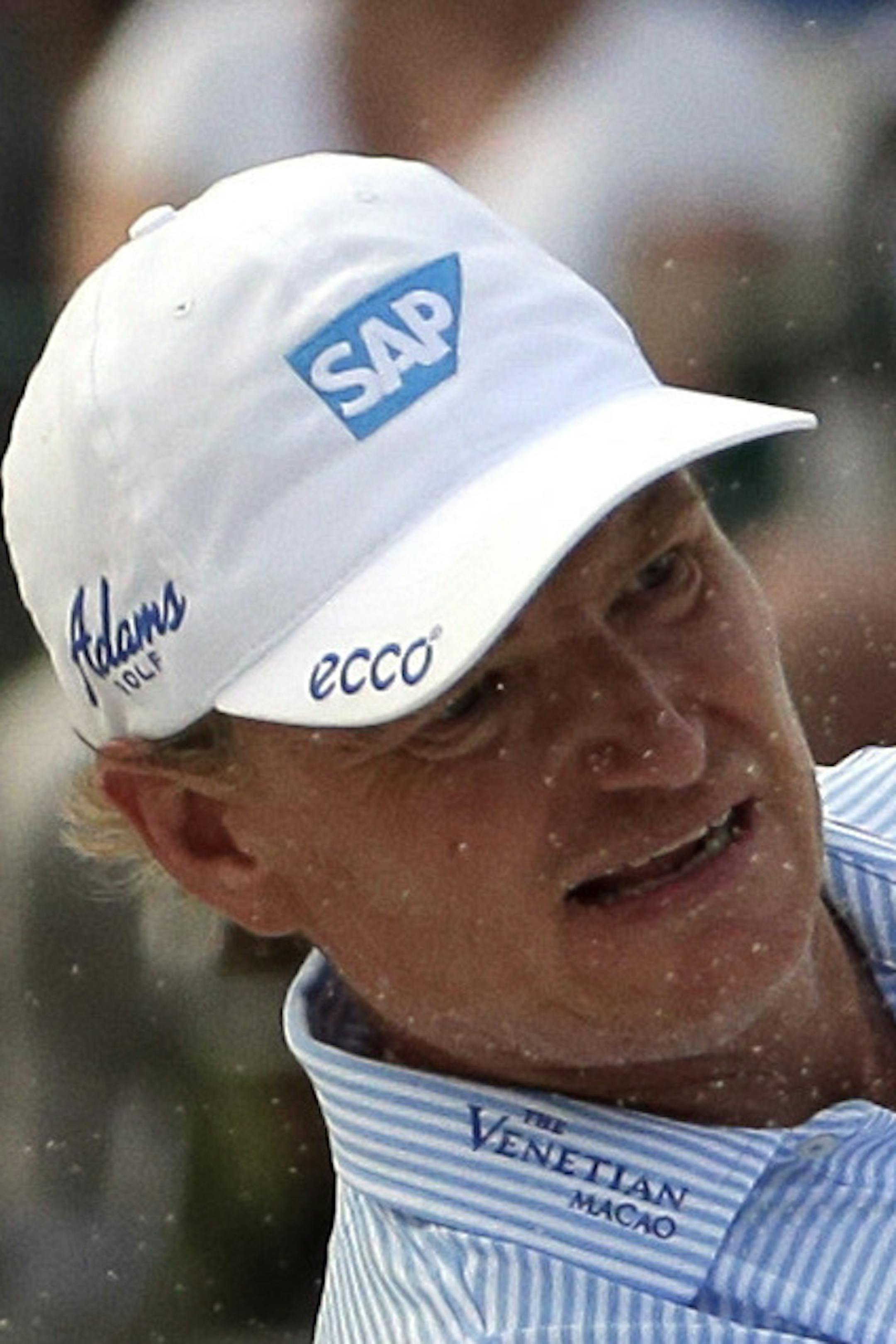 Ernie Els, of South Africa, chips to the 17th green during the first round of the Masters golf tournament Thursday, April 9, 2015, in Augusta, Ga. (AP Photo/Chris Carlson)