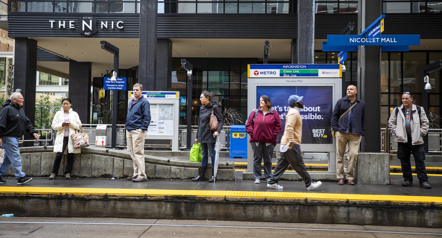 People wait for the train at the Nicollet Mall light rail stop. ] LEILA NAVIDI &#x2022; leila.navidi@startribune.com BACKGROUND INFORMATION: Downtown Minneapolis on a cloudy Monday, October 8, 2018.