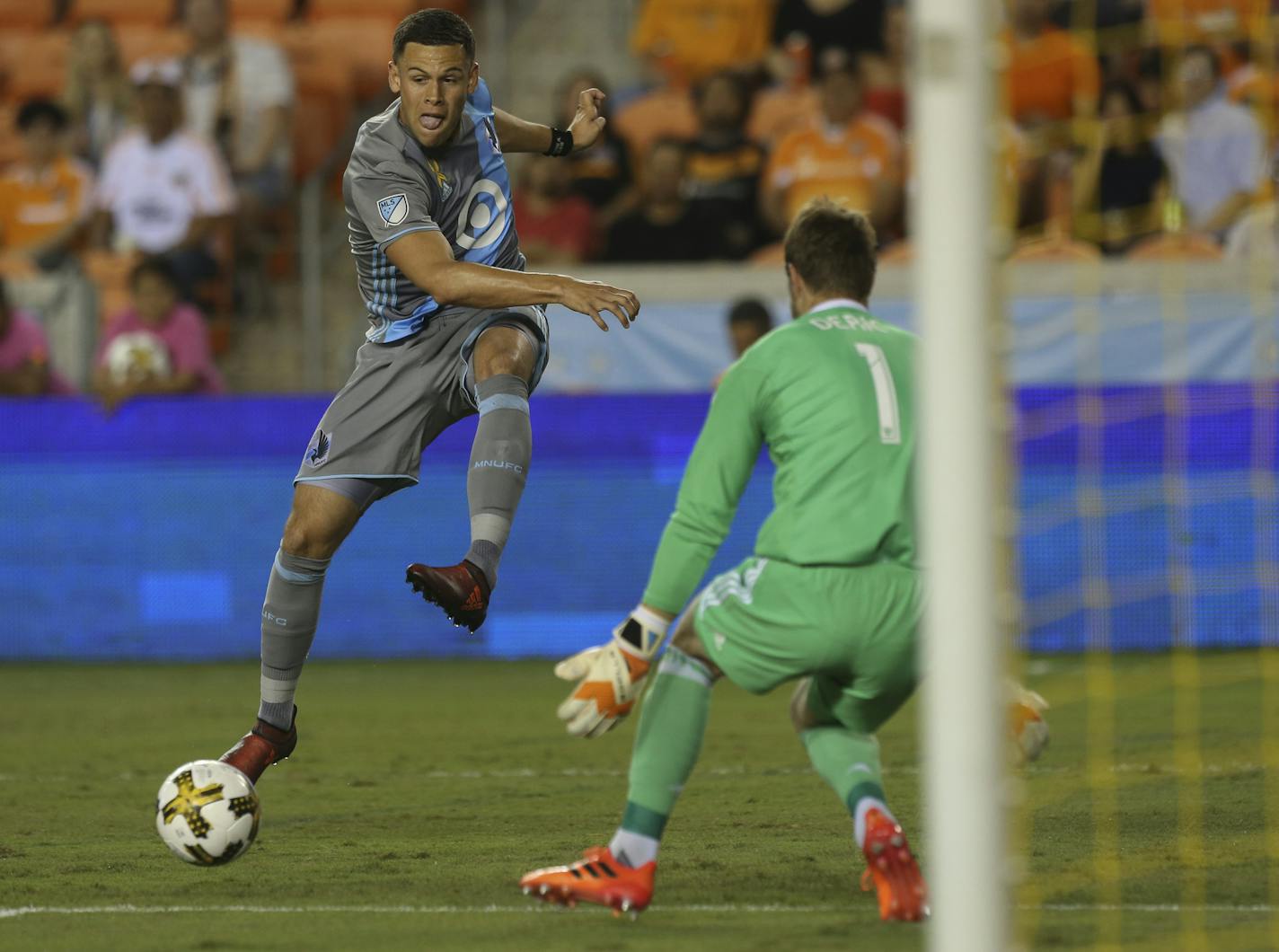 Minnesota United forward Christian Ramirez (21) makes a pass in front of Houston Dynamo goalkeeper Tyler Deric (1) during the first half of a Major League Soccer game at BBVA Compass Stadiuym Saturday, Sept. 30, 2017, in Houston. ( Yi-Chin Lee / Houston Chronicle ) ORG XMIT: MER2017093021415367