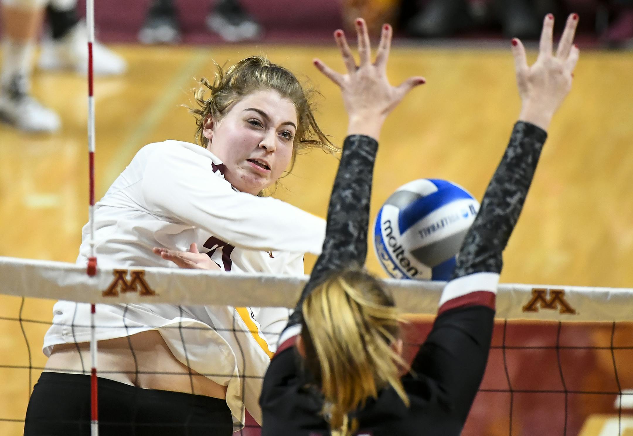 Minnesota middle blocker Regan Pittman (21) scored a point off a spike early in the first set against the South Carolina Gamecocks Saturday night. ] Aaron Lavinsky • aaron.lavinsky@startribune.com The University of Minnesota Golden Gophers volleyball team played the South Carolina Gamecocks in the second round of the NCAA Tournament on Saturday, Dec. 1, 2018 in the Maturi Sports Pavilion at the University of Minnesota in Minneapolis, Minn.