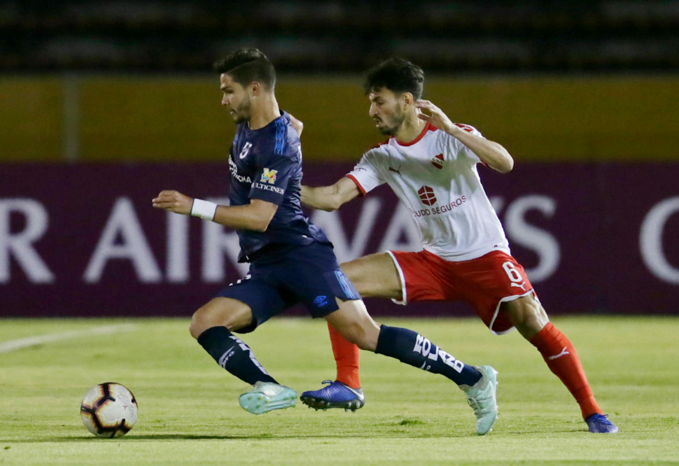 New Minnesota United striker Luis Amarilla, left, fights for the ball with Juan Sanchez Mino of Argentina's Independiente during a Copa Sudamericana match last summer.