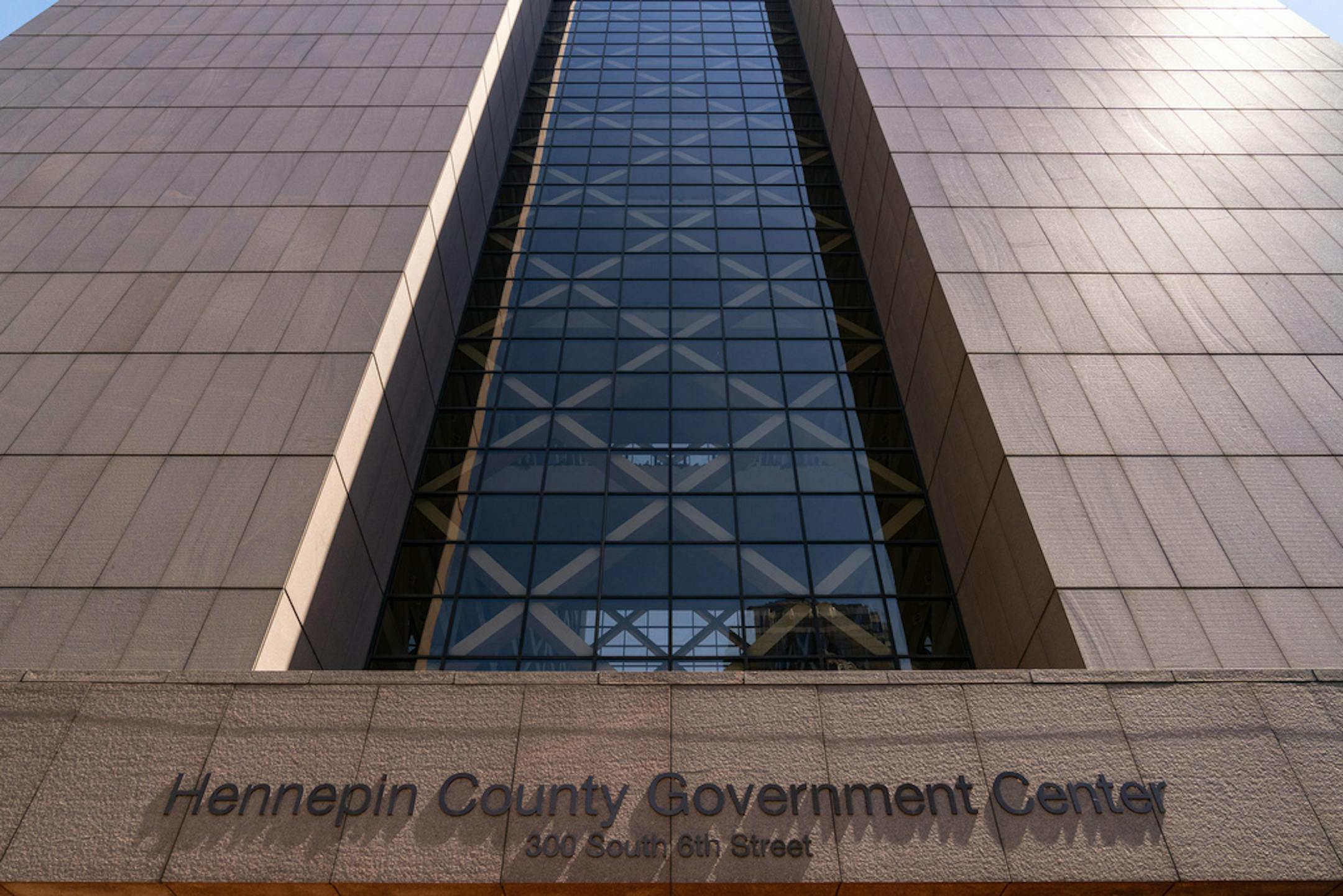 FILE Ñ The Hennepin County Government Center in Minneapolis, June 25, 2021. More than six months after a jury found the former Minneapolis police officer Derek Chauvin guilty of murdering George Floyd, the identities of the 12 jurors whose verdict sent Chauvin to prison were released on Monday, Nov. 1, for the first time. (Aaron Nesheim/The New York Times)