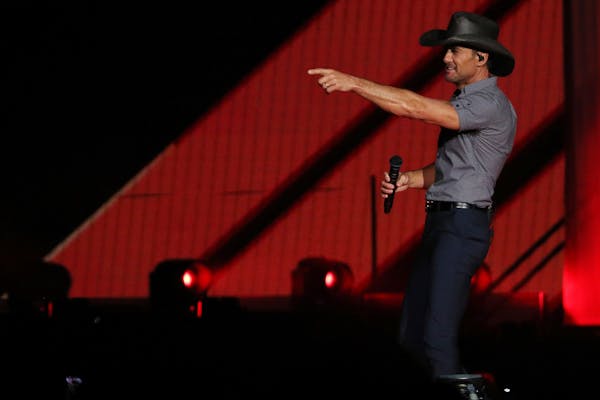 Country superstar couple Tim McGraw and Faith Hill performed together Friday in St. Paul.