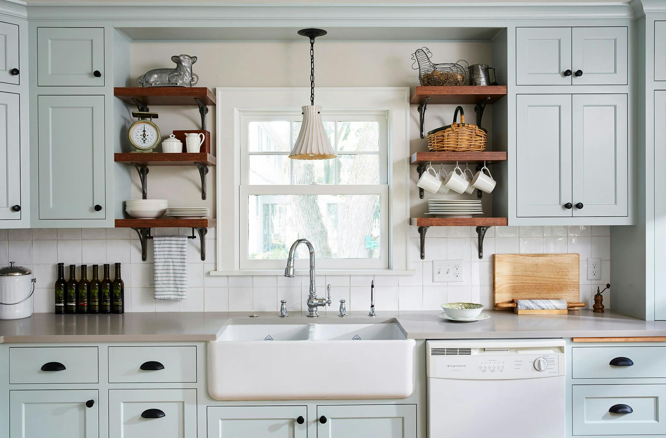 Alyssa Lee Photography
English cottage kitchen in Bloomington