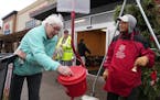 Volunteer Steve Santos of Mendota Heights greeted Peggy Cutard as she made a donation during his shift as a bell-ringer for the Salvation Army in 2021
