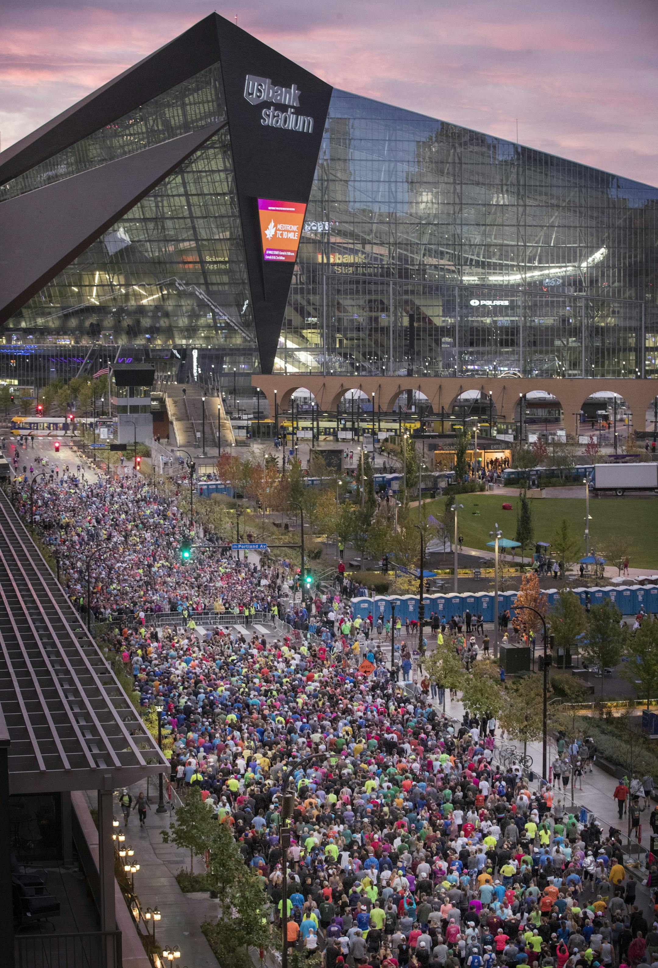 Runners make there wary to the start line for the 10K race at the U.S. Bank Stadium Sunday October 1,2017 in Minneapolis, MN. ] JERRY HOLT ï jerry.holt@startribune.com Jerry Holt