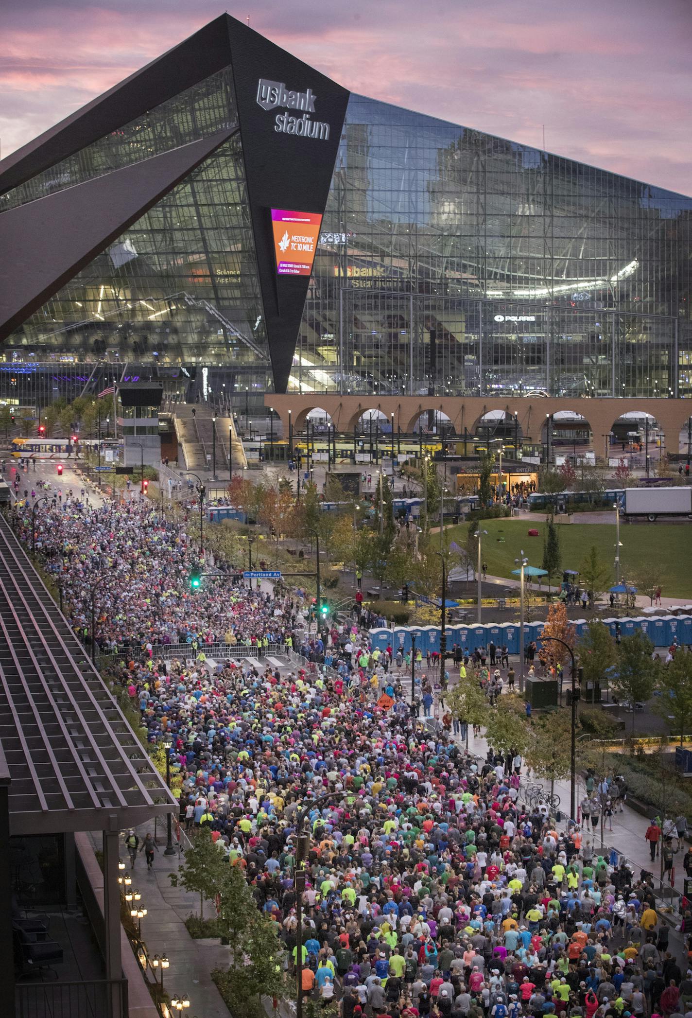 Runners make there wary to the start line for the 10K race at the U.S. Bank Stadium Sunday October 1,2017 in Minneapolis, MN. ] JERRY HOLT &#xef; jerry.holt@startribune.com Jerry Holt