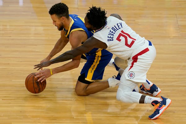 Patrick Beverley of the Clippers guarded Golden State’s Steph Curry during a game in January.