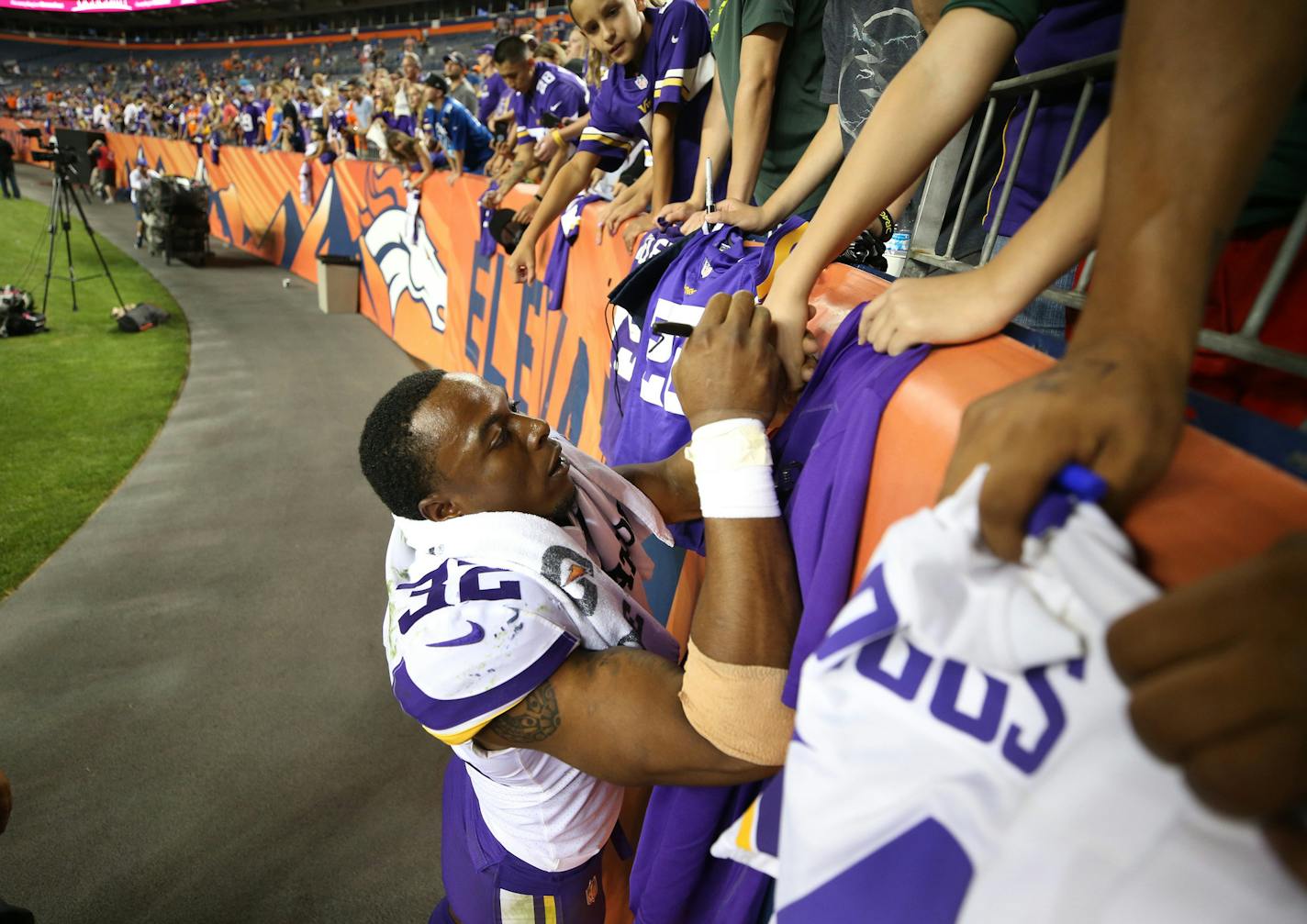 Minnesota Vikings running back Roc Thomas (32) gave autographs after the game Saturday August 11, 2018 at Broncos Stadium at Mile High in Denver, CO.] The Minnesota Vikings there first preseason game against the Denver Broncos at Broncos Stadium at Mile High . JERRY HOLT &#x2022; jerry.holt@startribune.com