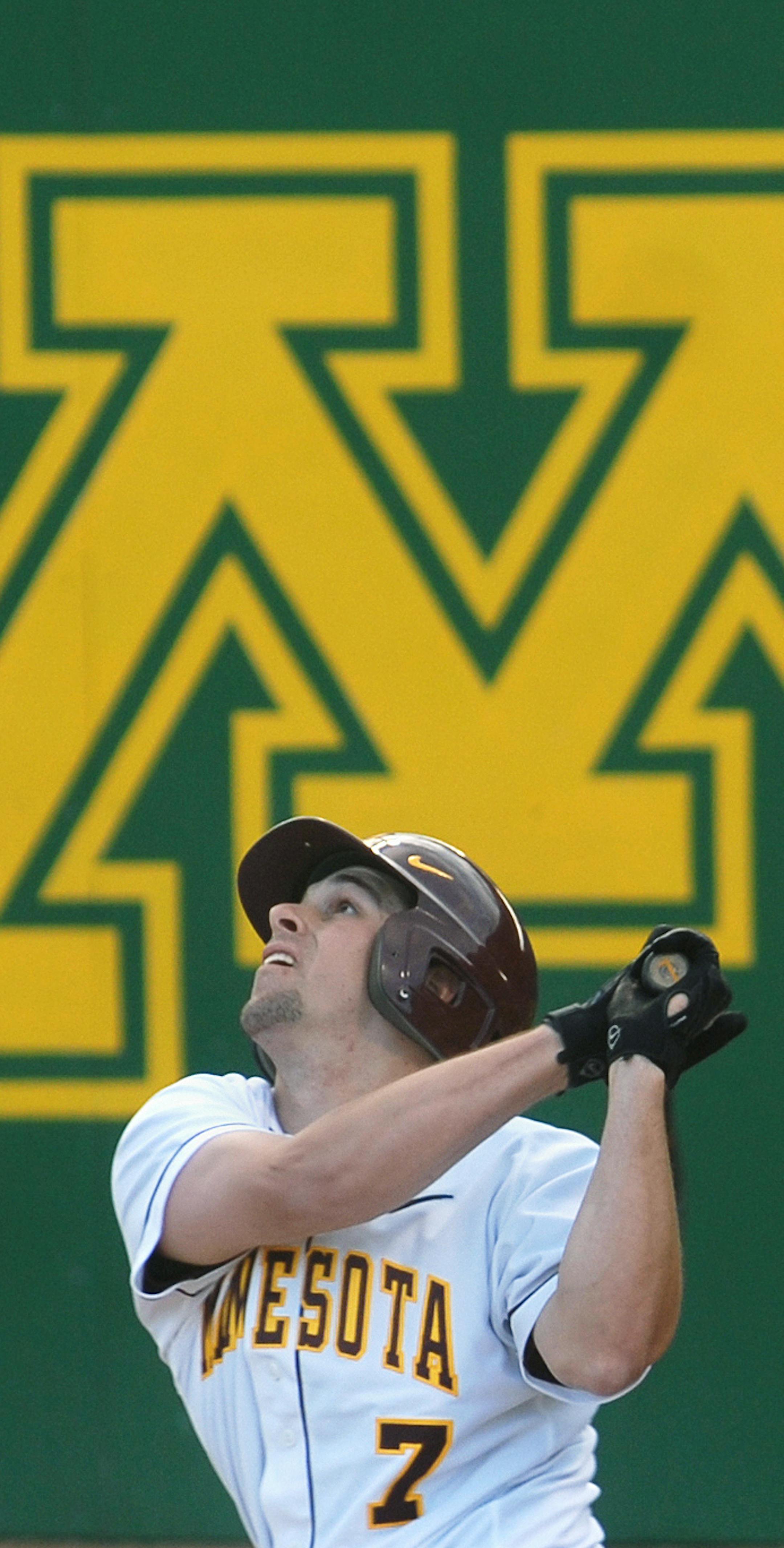 Ali Haupt * ahaupt@startribune.com - Minneapolis, MN - 5/09/08- Gopher baseball Third-baseman Nate Hanson glances up at a hit Friday during Minnesota's games against the University of Michigan at Siebert Field in Minneapolis. ORG XMIT: MIN2013050317181560