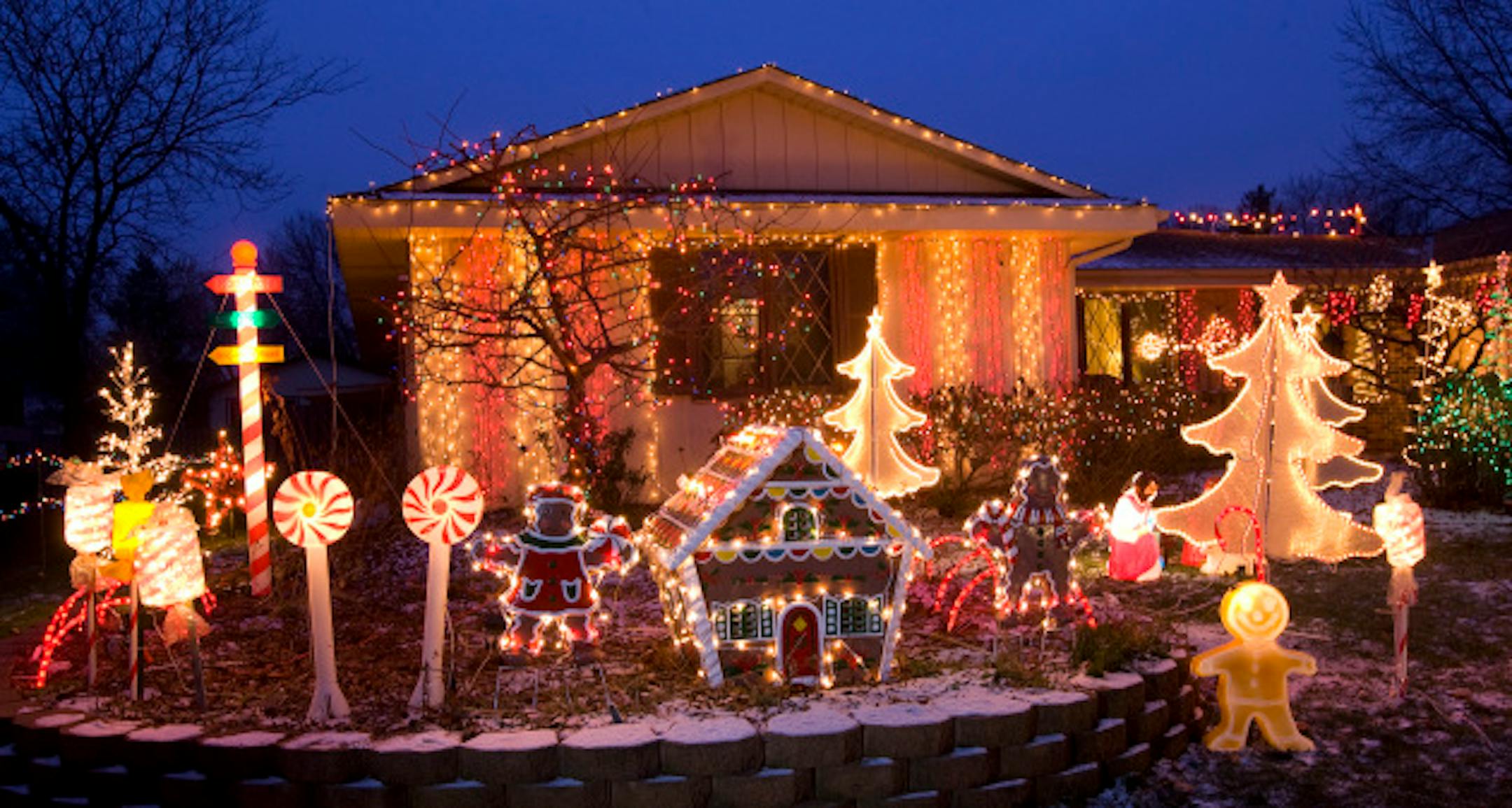 TOM WALLACE \u2022 twallace2@startribune.com Assign#00005798A Slug: lights1129  November 22, 2008 Lights in Woodbury, Tammy Diedrich and Gary Rieder work for weeks and shop smart all year to gettheir display together in time for the holidays.