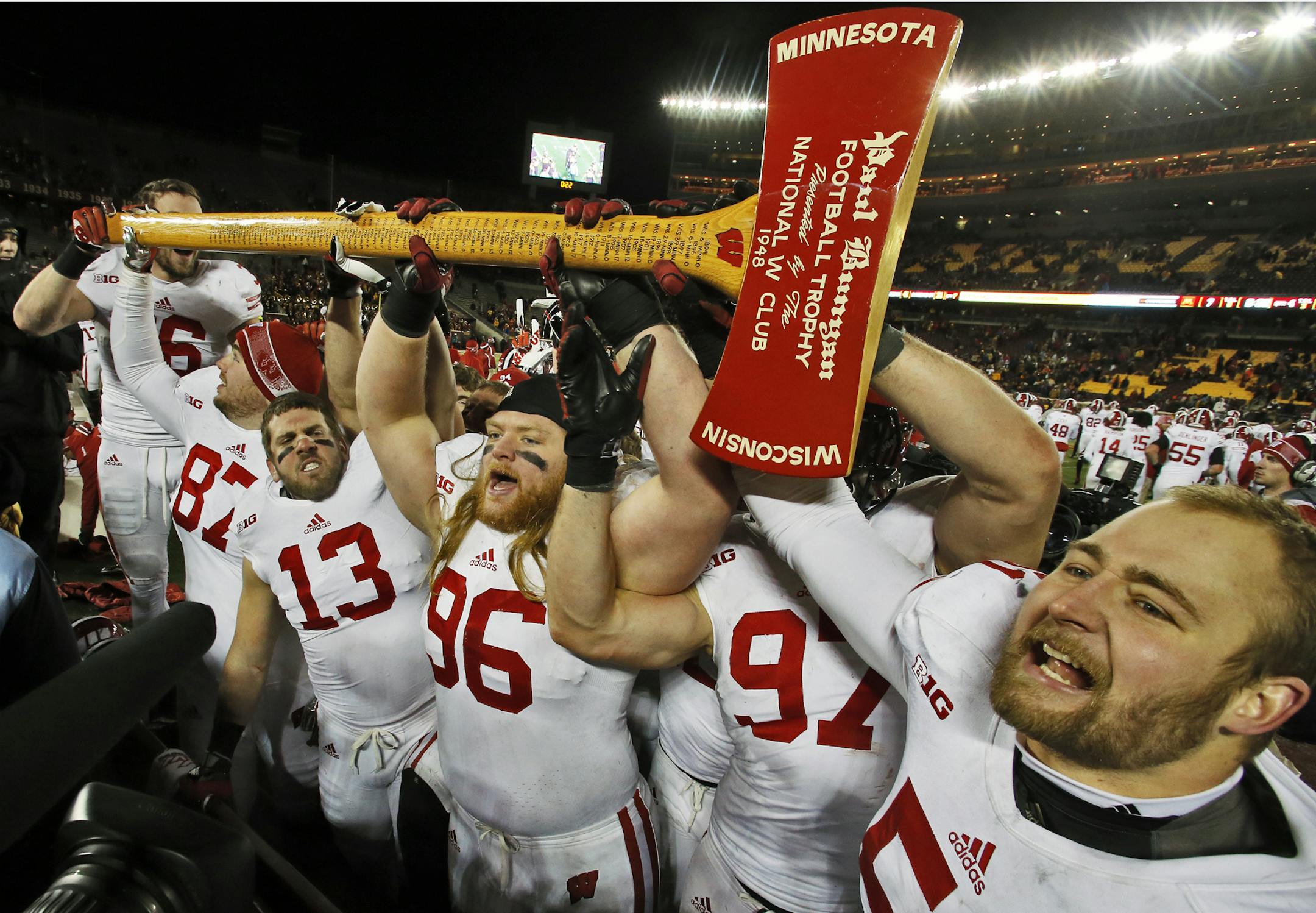 Minnesota Gophers vs. Wisconsin Badgers football. Wisconsin won 20-7. Wisconsin players celebrated with the Paul Bunyan Ax at the end of the game. (MARLIN LEVISON/STARTRIBUNE(mlevison@startribune.com)
